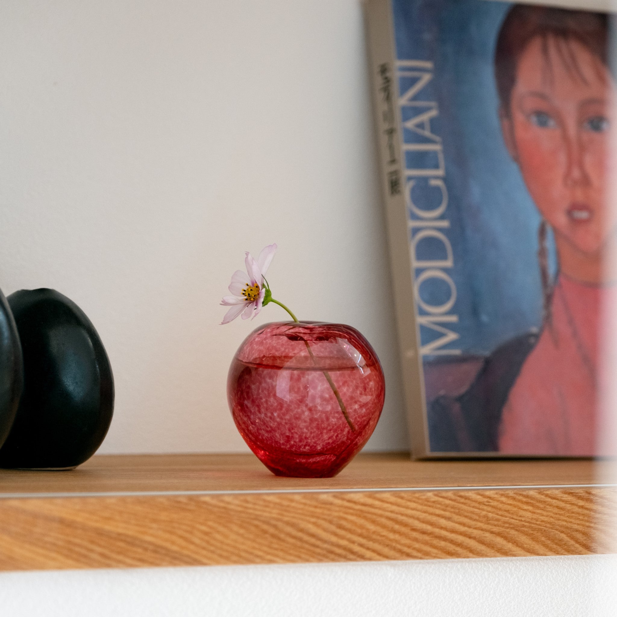 津軽びいどろ 津軽自然色りんご あかりんご一輪挿し 赤色の可愛らしい一輪挿し