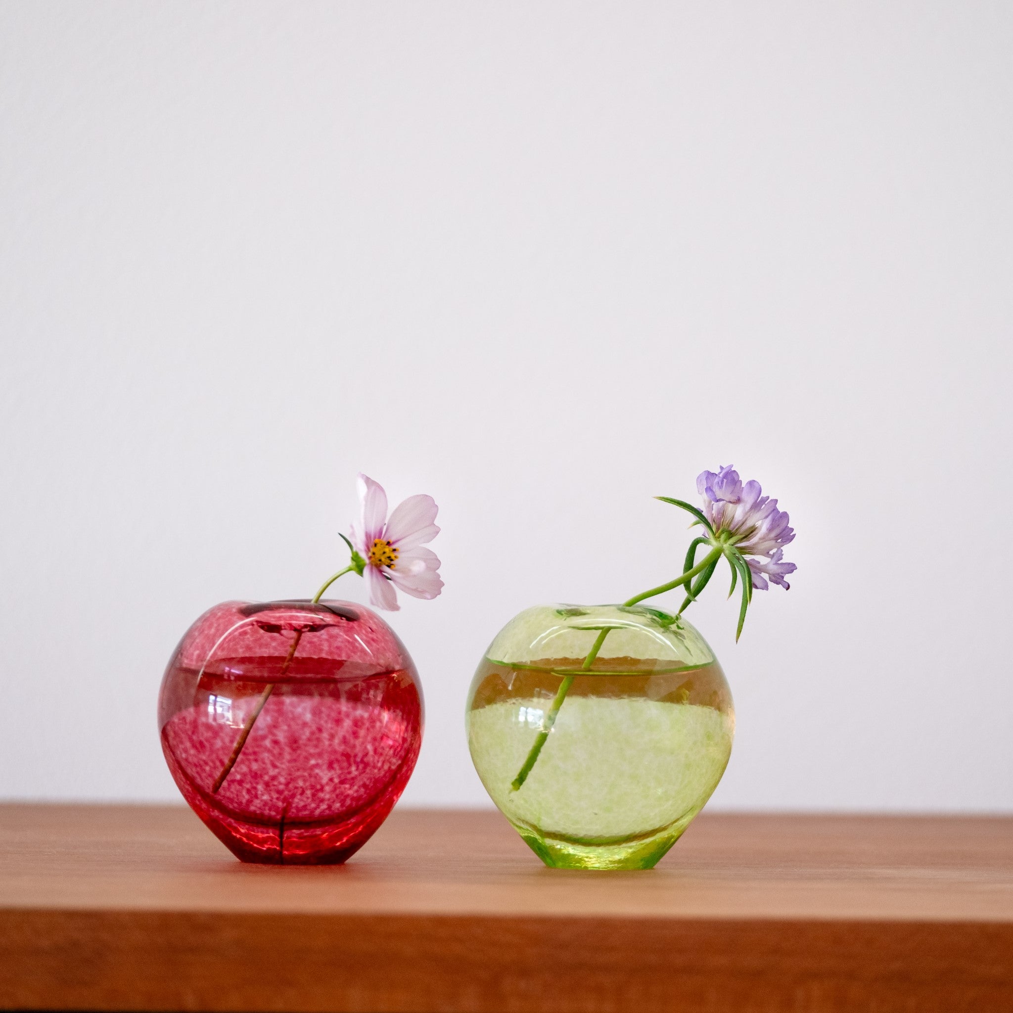 津軽びいどろ 津軽自然色りんご あおりんご一輪挿し 色違いのりんご型の一輪挿し