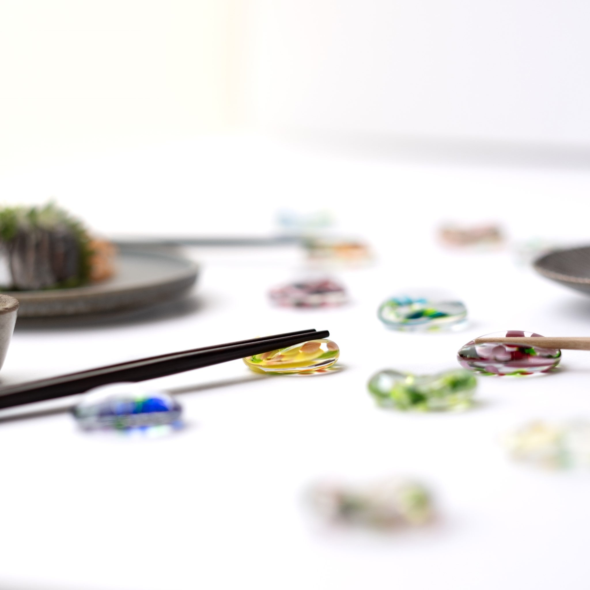 津軽びいどろ ⼗⼆花⽉ 箸置き 2月 フリージア ガラスの箸置きを横から見た画像