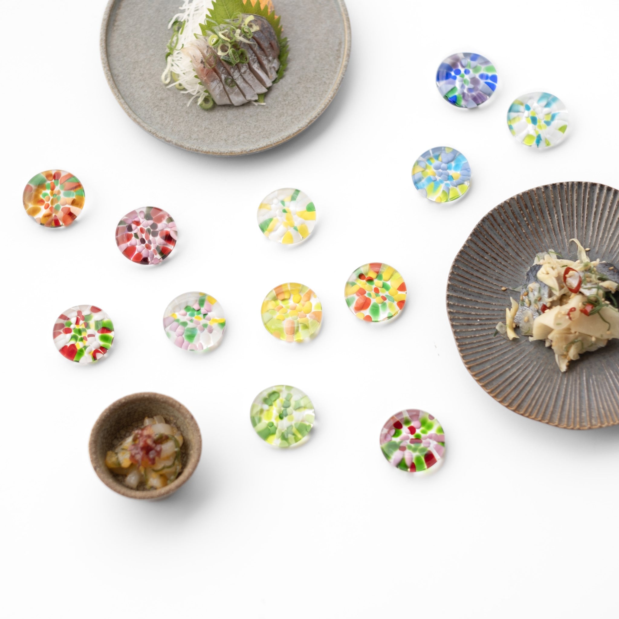 津軽びいどろ ⼗⼆花⽉ 箸置き 7月 ユリ シリーズの箸置きがテーブルに並んでいる画像