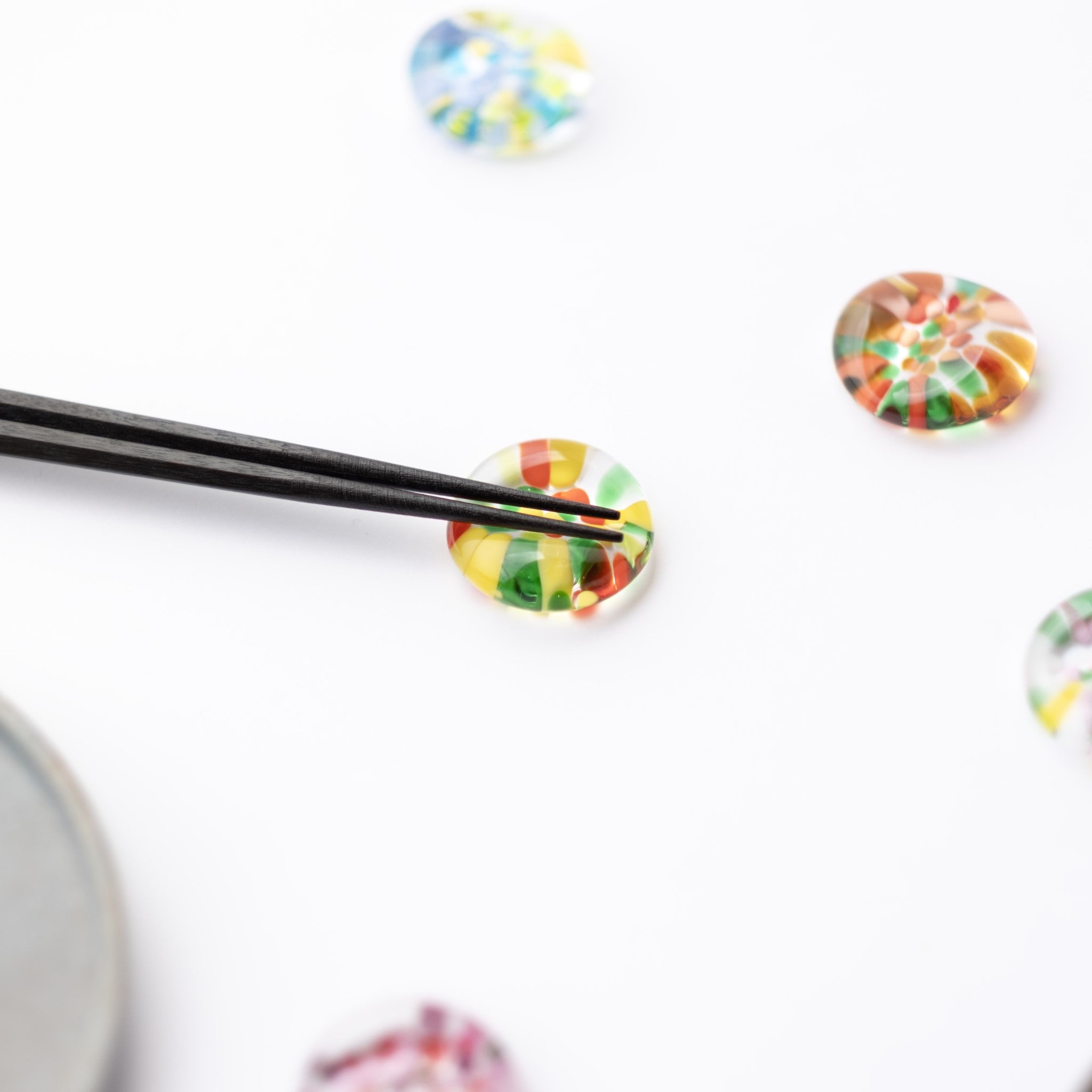 津軽びいどろ ⼗⼆花⽉ 箸置き 8月 ポピー 箸置きに箸をおいている画像