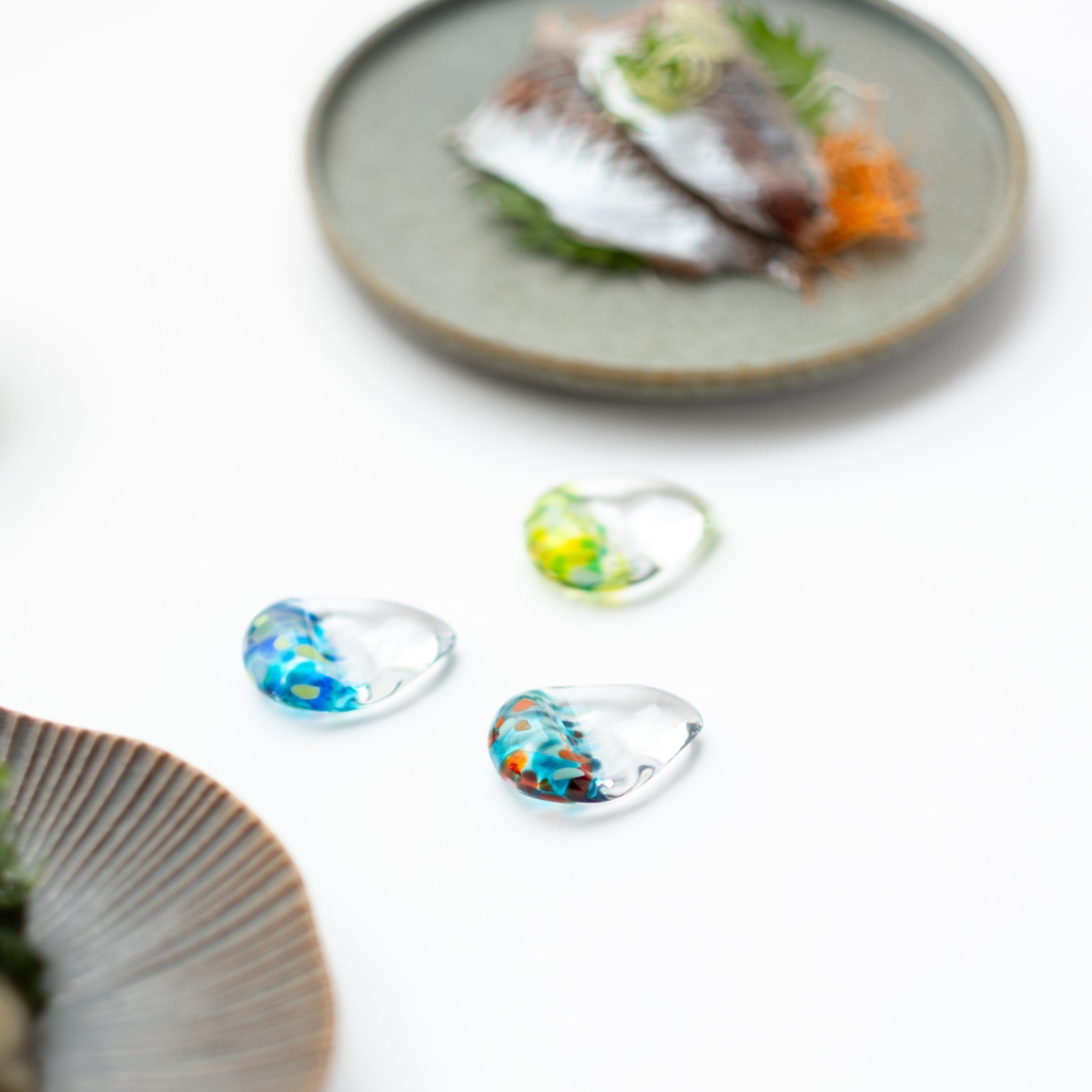 津軽びいどろ 白神の森響 箸置き ブナの新緑 色違いの箸置きがテーブルに並んでいる画像