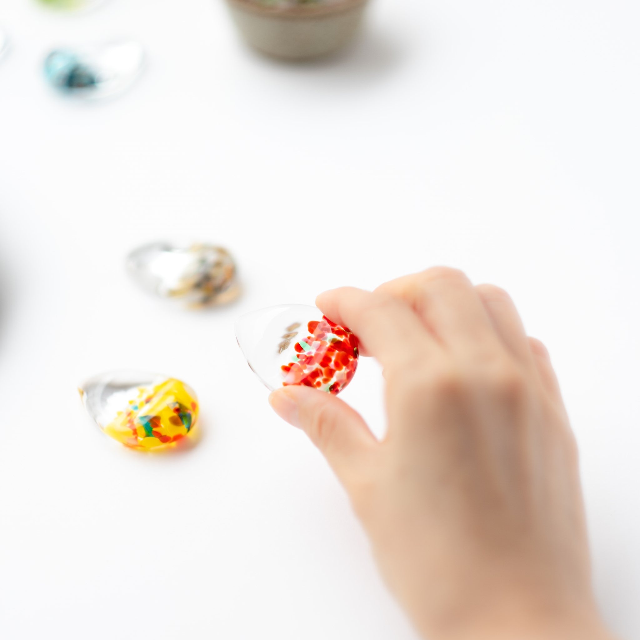 津軽びいどろ 白神の森響 箸置き ブナの⻩葉 箸置きを手でつかんでいる画像