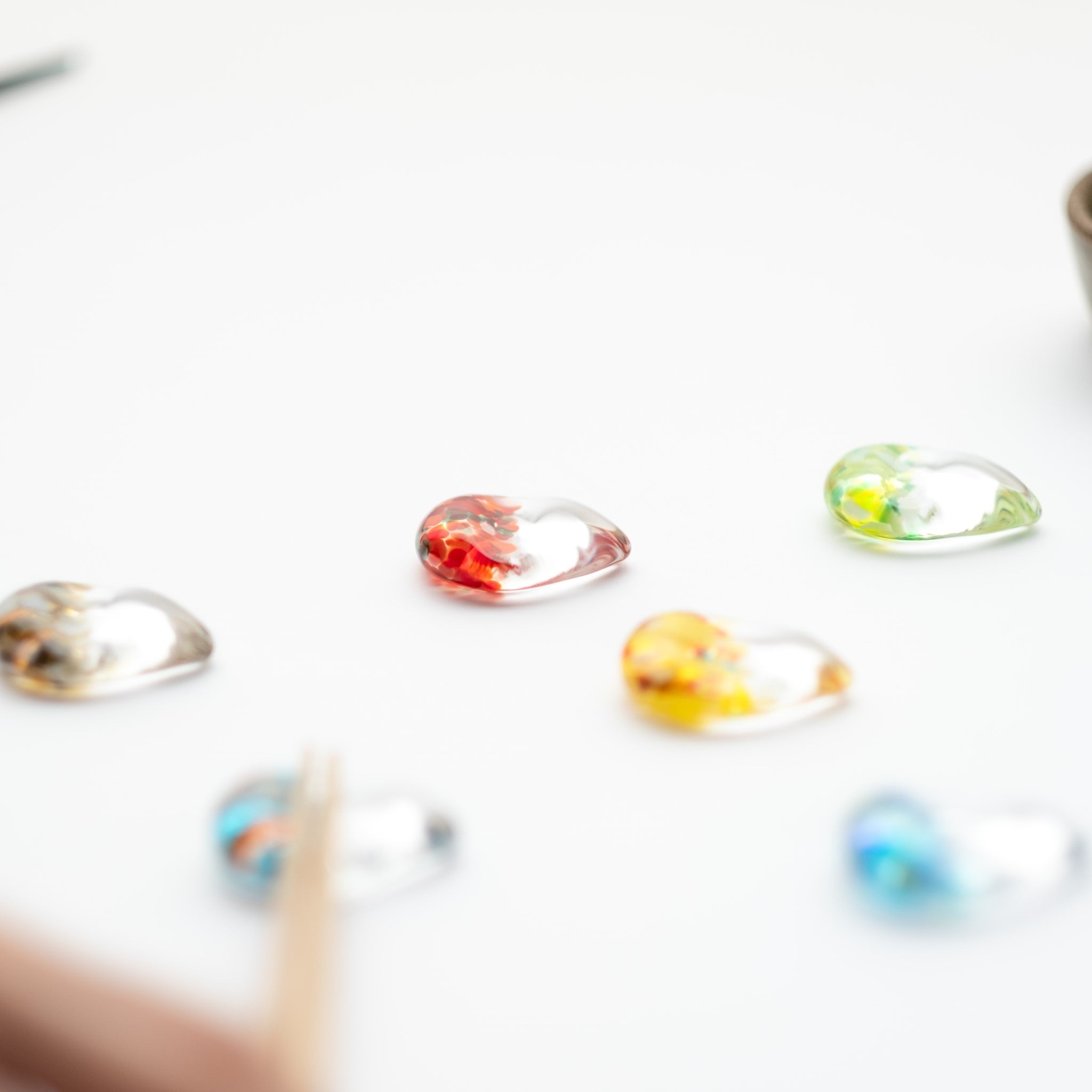 津軽びいどろ 白神の森響 箸置き カワセミ 箸置きを横から見た画像