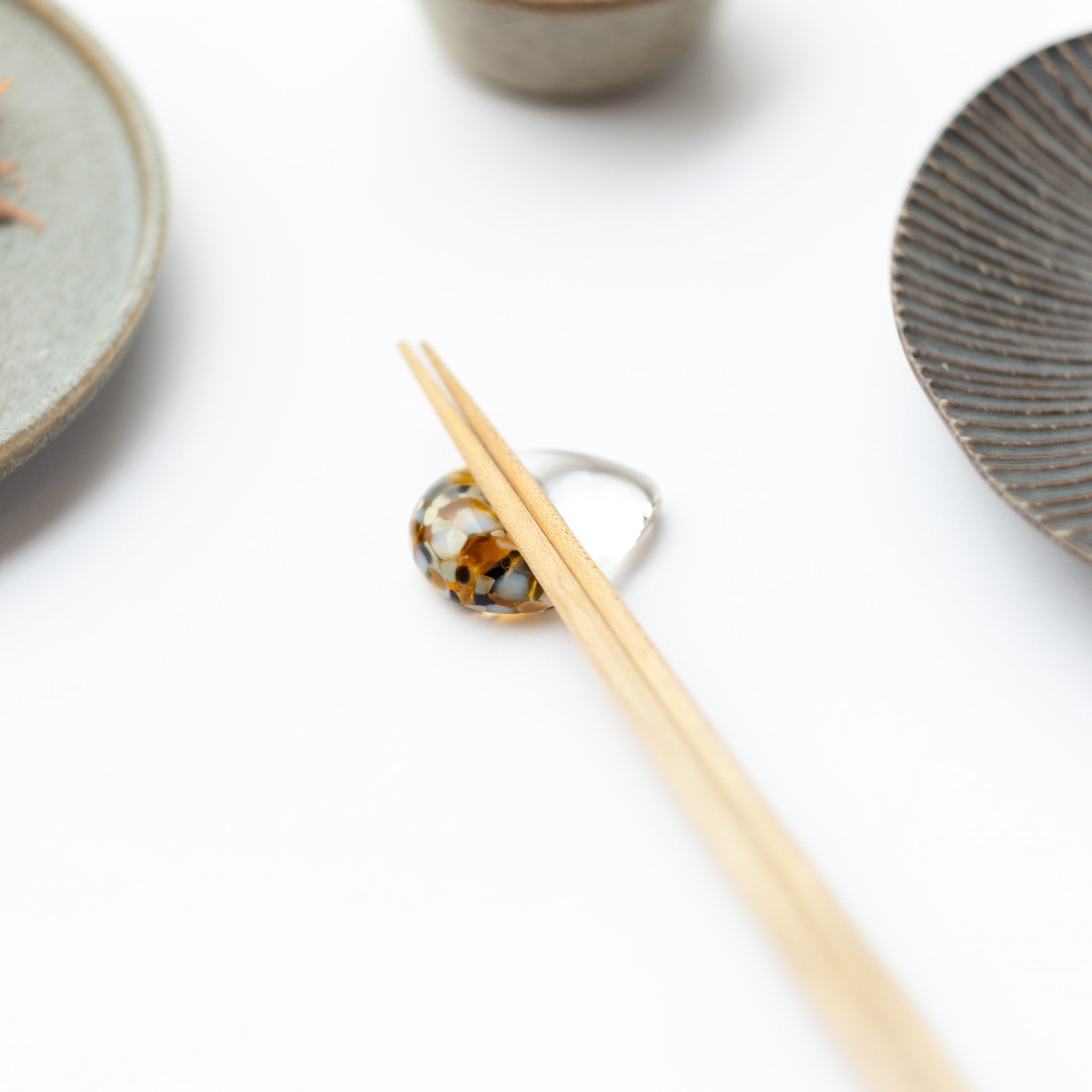 津軽びいどろ 白神の森響 箸置き ニホンカモシカ 箸がセットされた箸置きの画像