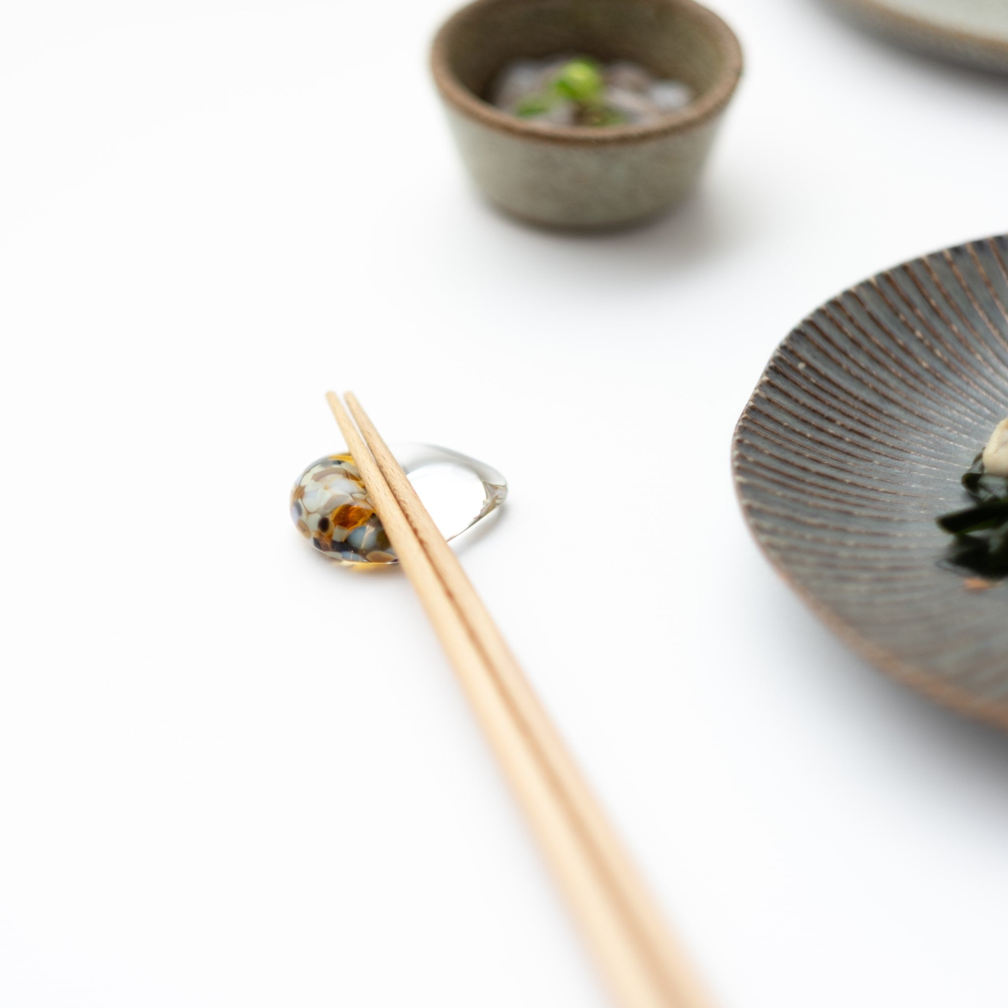 津軽びいどろ 白神の森響 箸置き ニホンカモシカ ガラスの箸置きに箸がセットされている画像