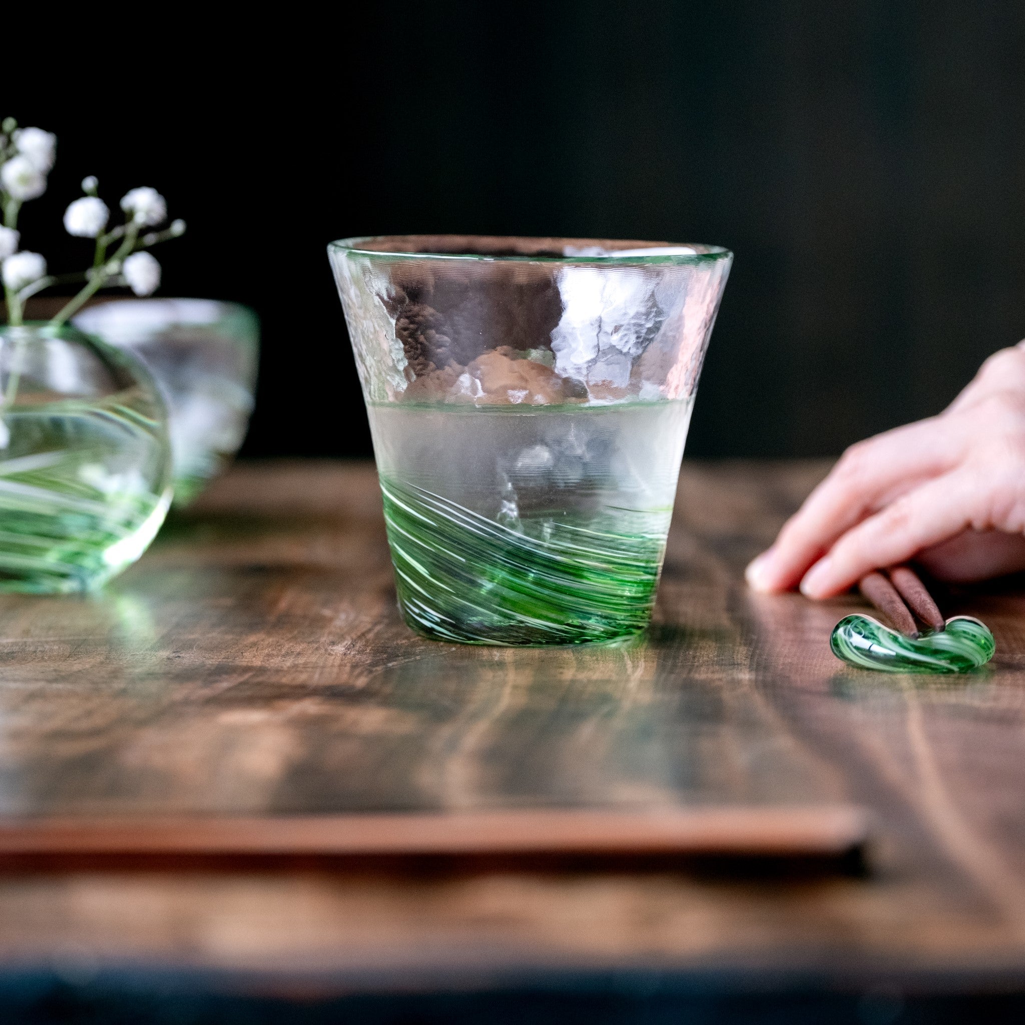 津軽びいどろ 六の色(むつのいろ) グラス 森 水の入った緑色のグラスの画像