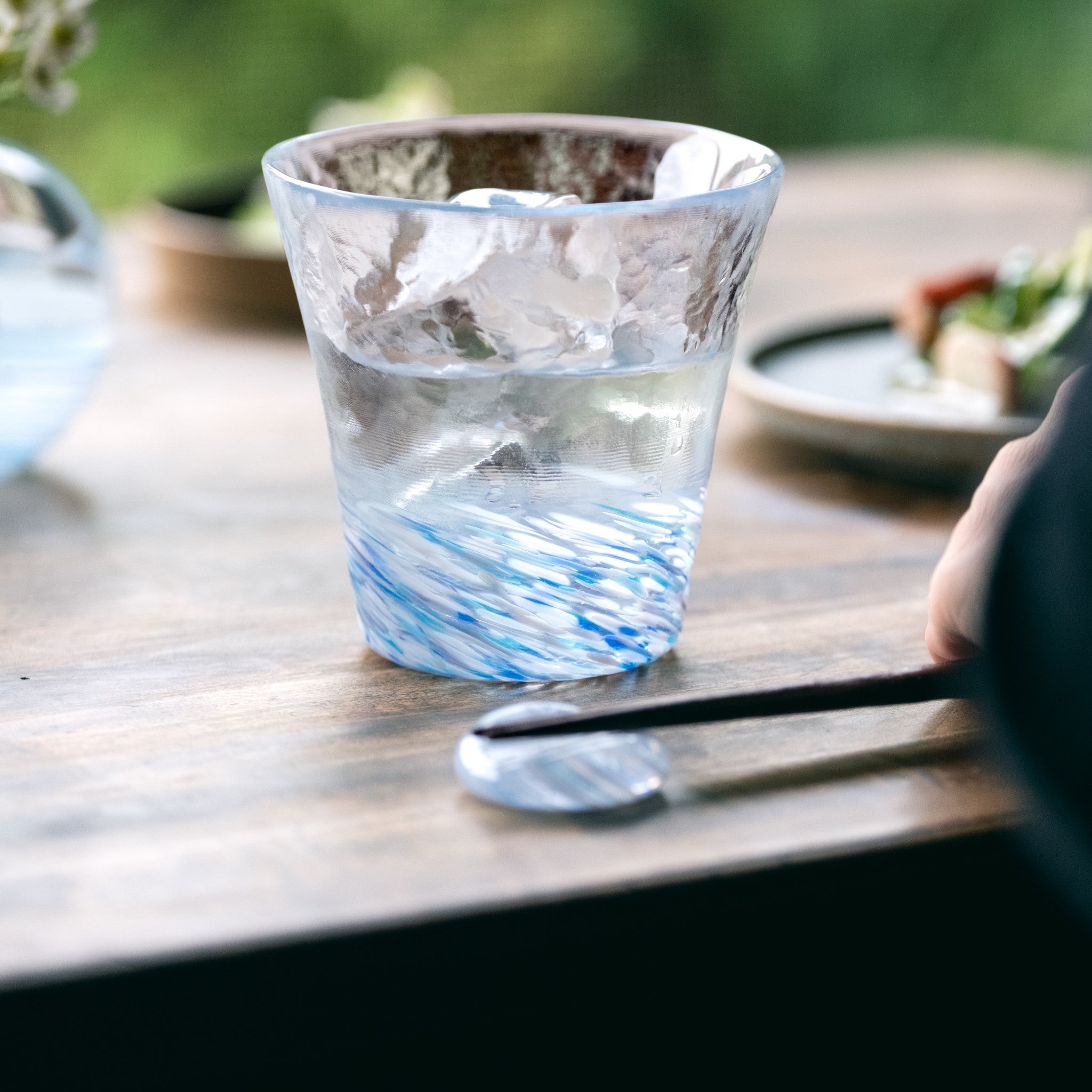 津軽びいどろ 六の色(むつのいろ) グラス 雪 水が入った寒色系のグラスの画像