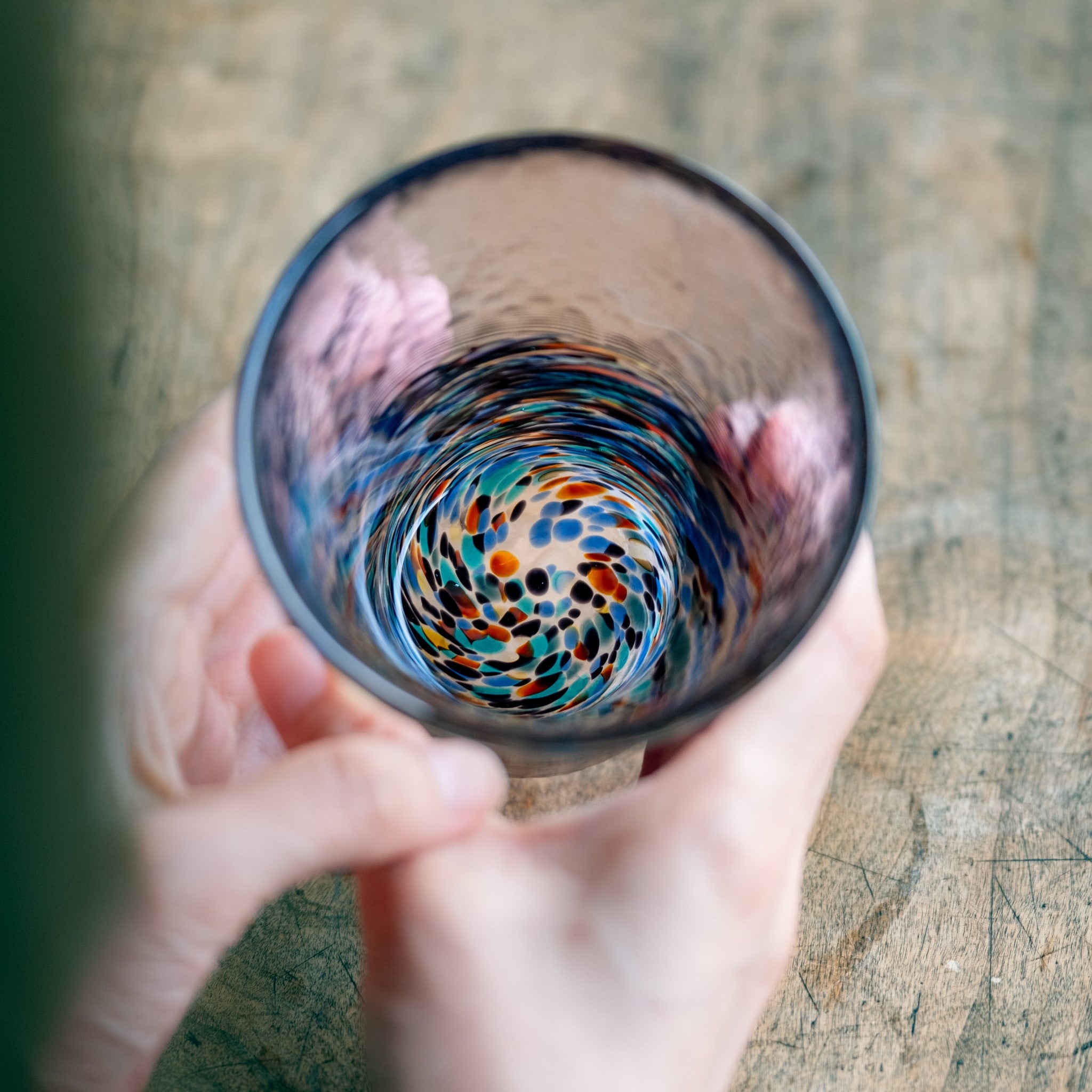 津軽びいどろ 六の色(むつのいろ) グラス 夜 グラスの底面に入った模様の画像