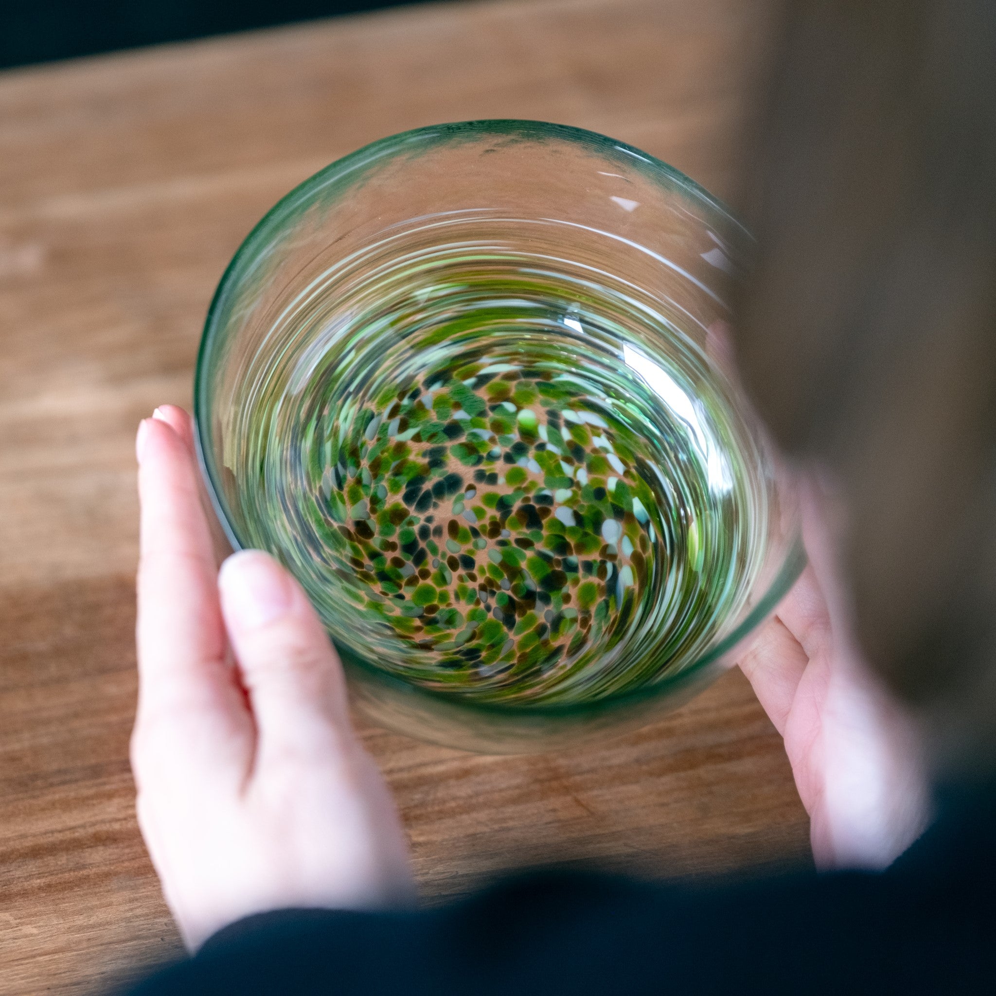 津軽びいどろ 六の色(むつのいろ) 小鉢 森 ガラス小鉢を両手で持った画像