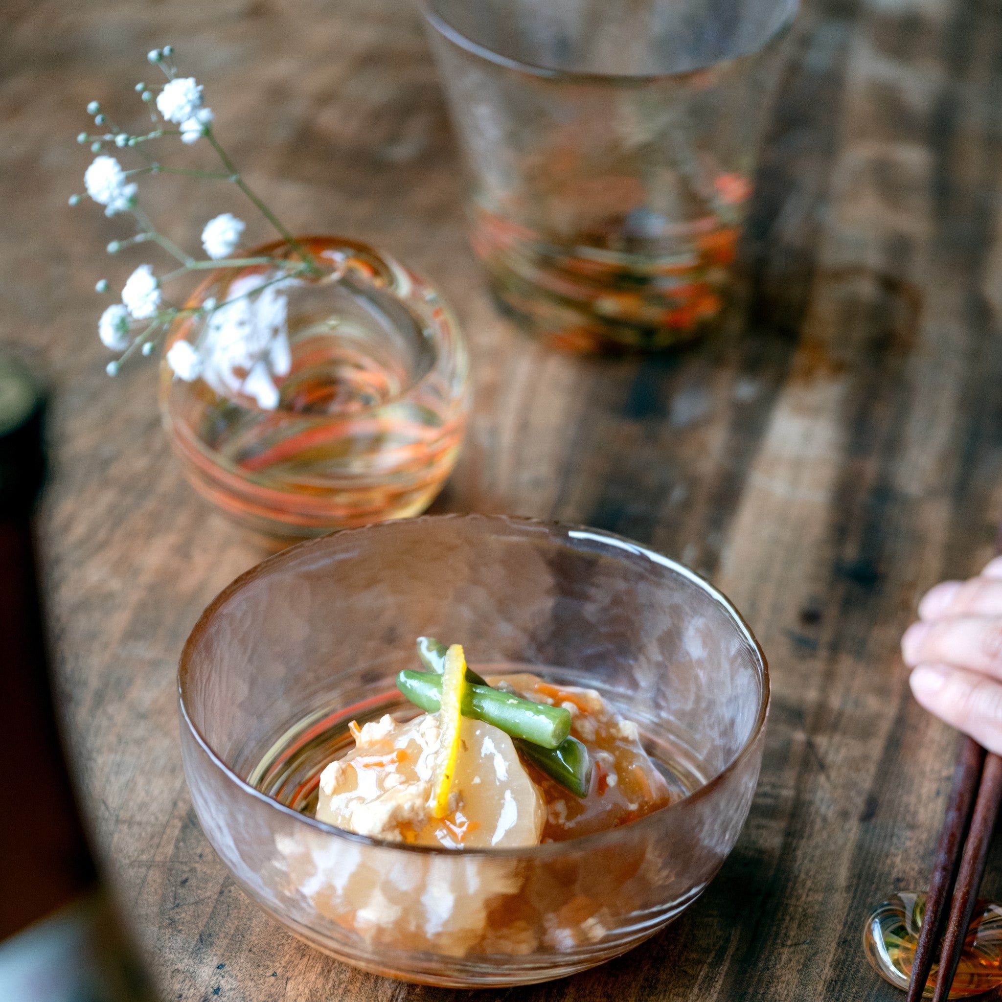 津軽びいどろ 六の色(むつのいろ) 小鉢 山 おかずがよそわれたガラス小鉢の画像