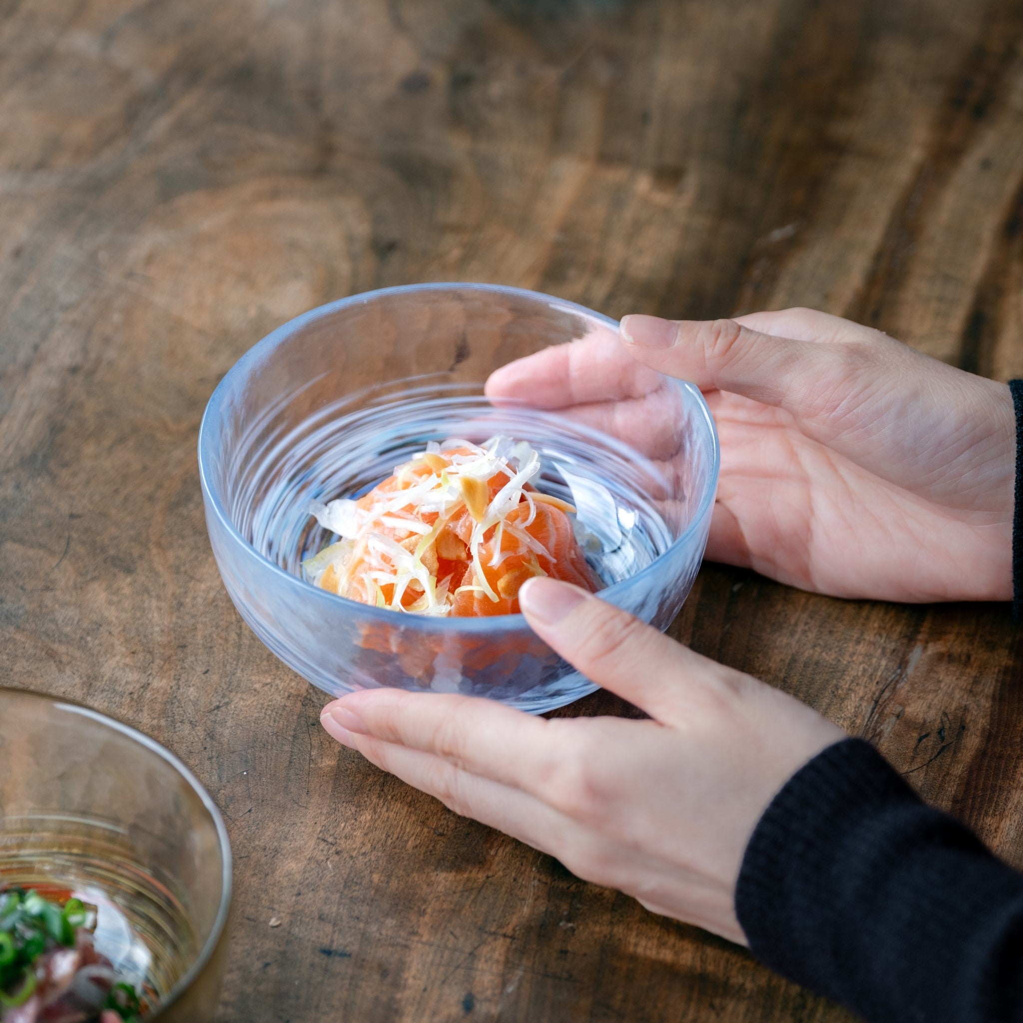 津軽びいどろ 六の色(むつのいろ) 小鉢 雪 料理がよそわれたガラスの小鉢の画像