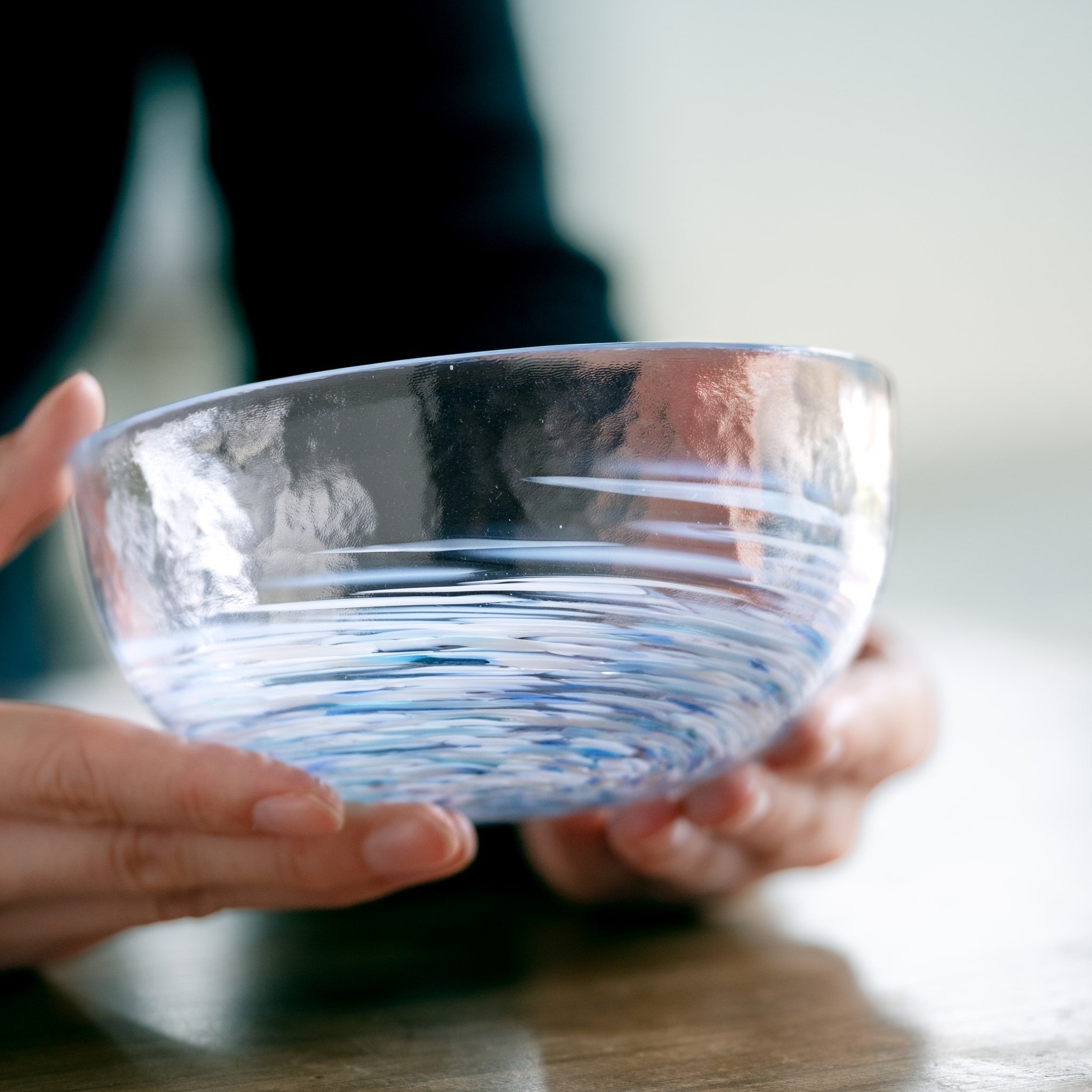津軽びいどろ 六の色(むつのいろ) 小鉢 雪 ガラス小鉢を両手で持ち上げた画像