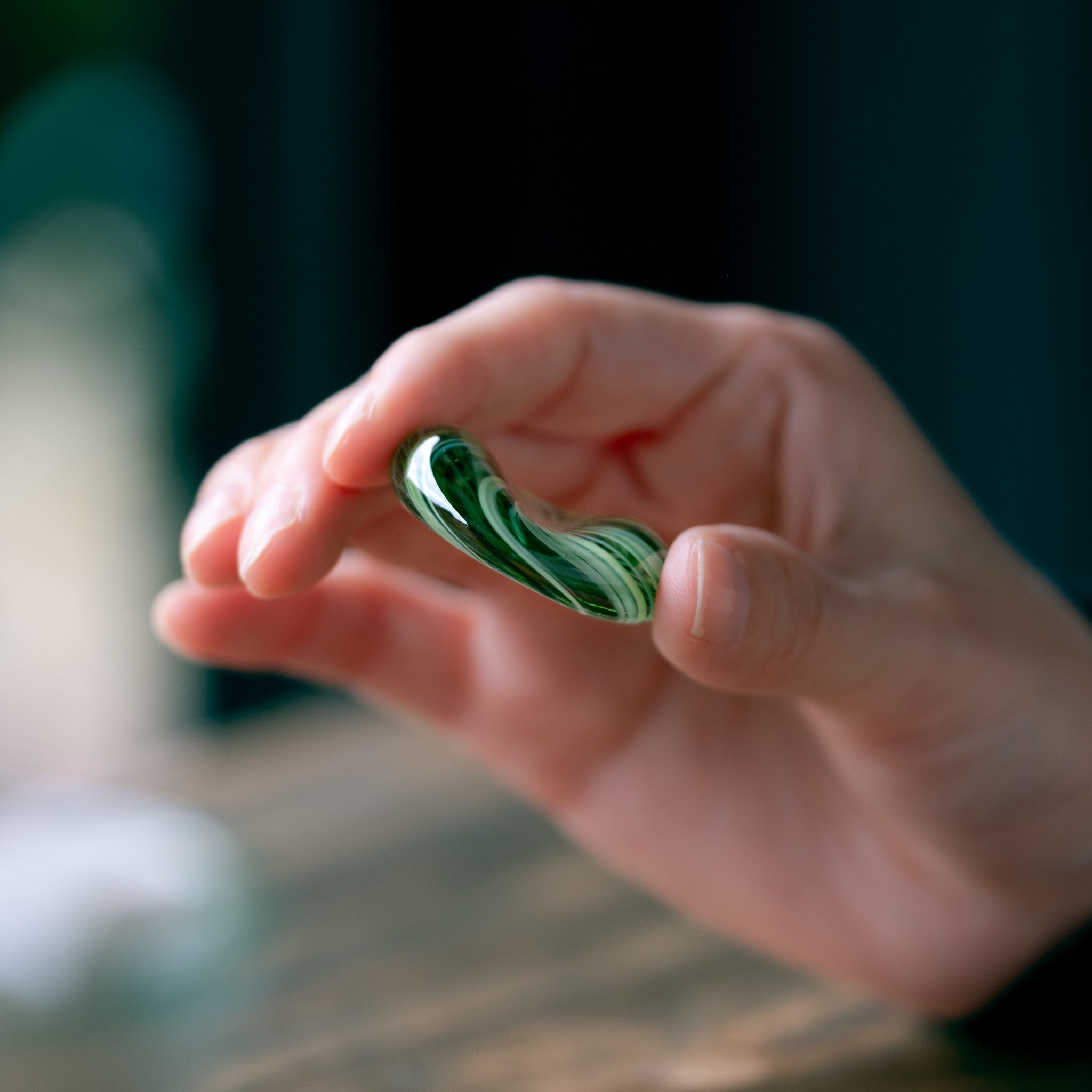 津軽びいどろ 六の色(むつのいろ) 箸置き 森 箸置きを手でつかんでいる画像