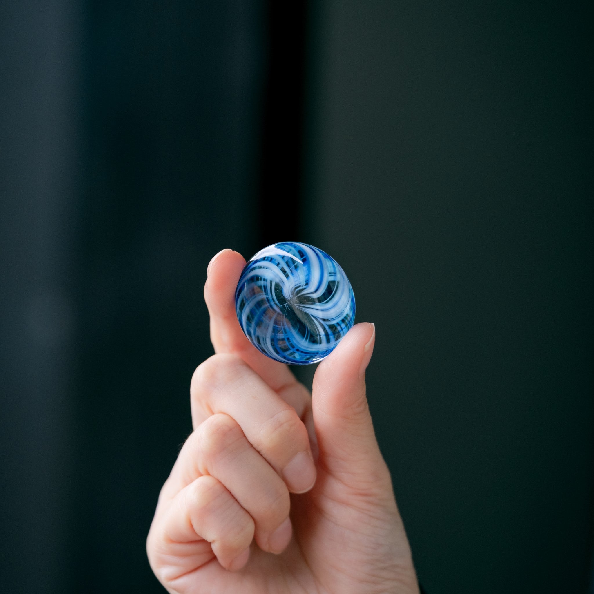 津軽びいどろ 六の色(むつのいろ) 箸置き 海 ガラス箸置きを手でつかんでいる画像