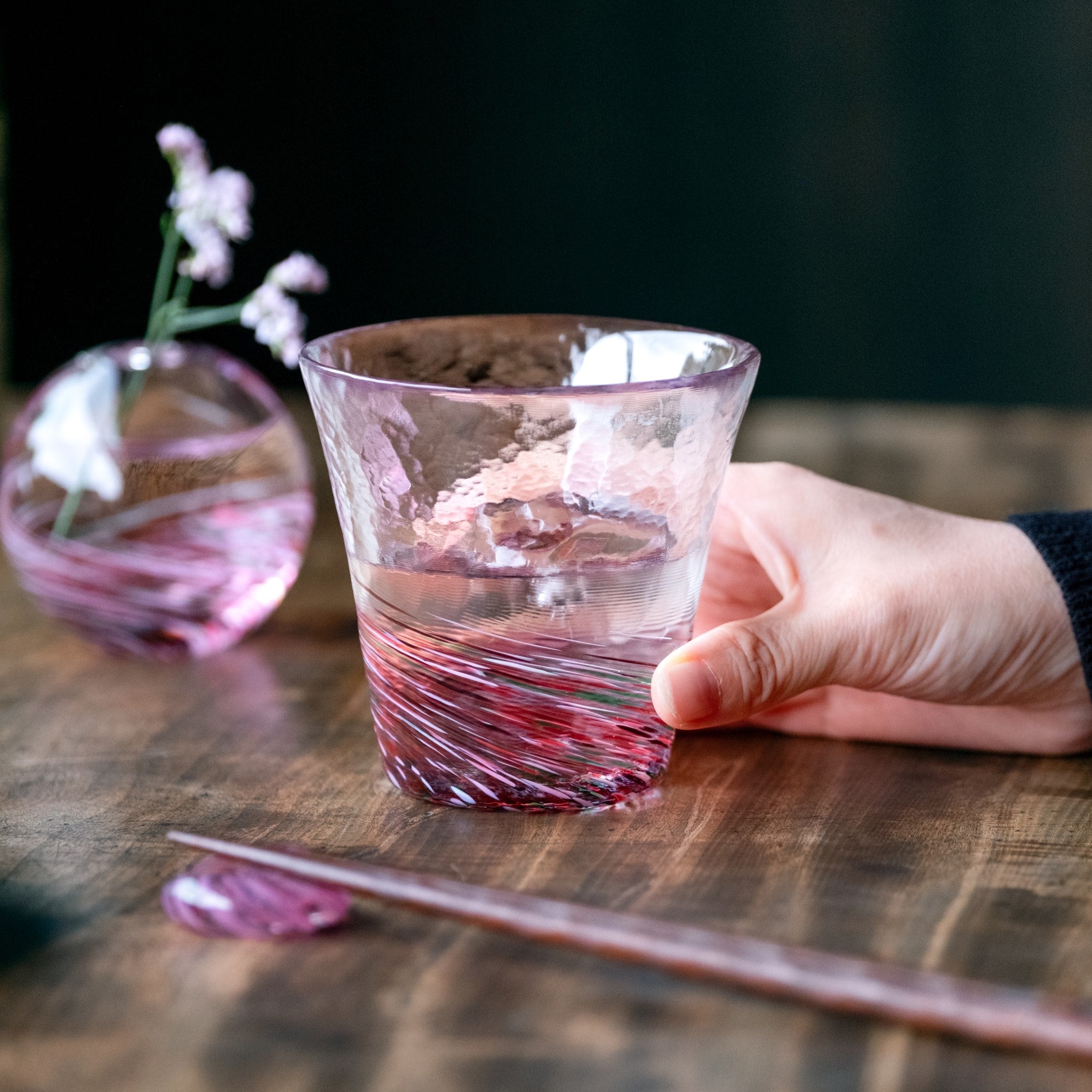 津軽びいどろ 六の色(むつのいろ) 箸置き 花 ピンクで統一されたテーブルコーディネート