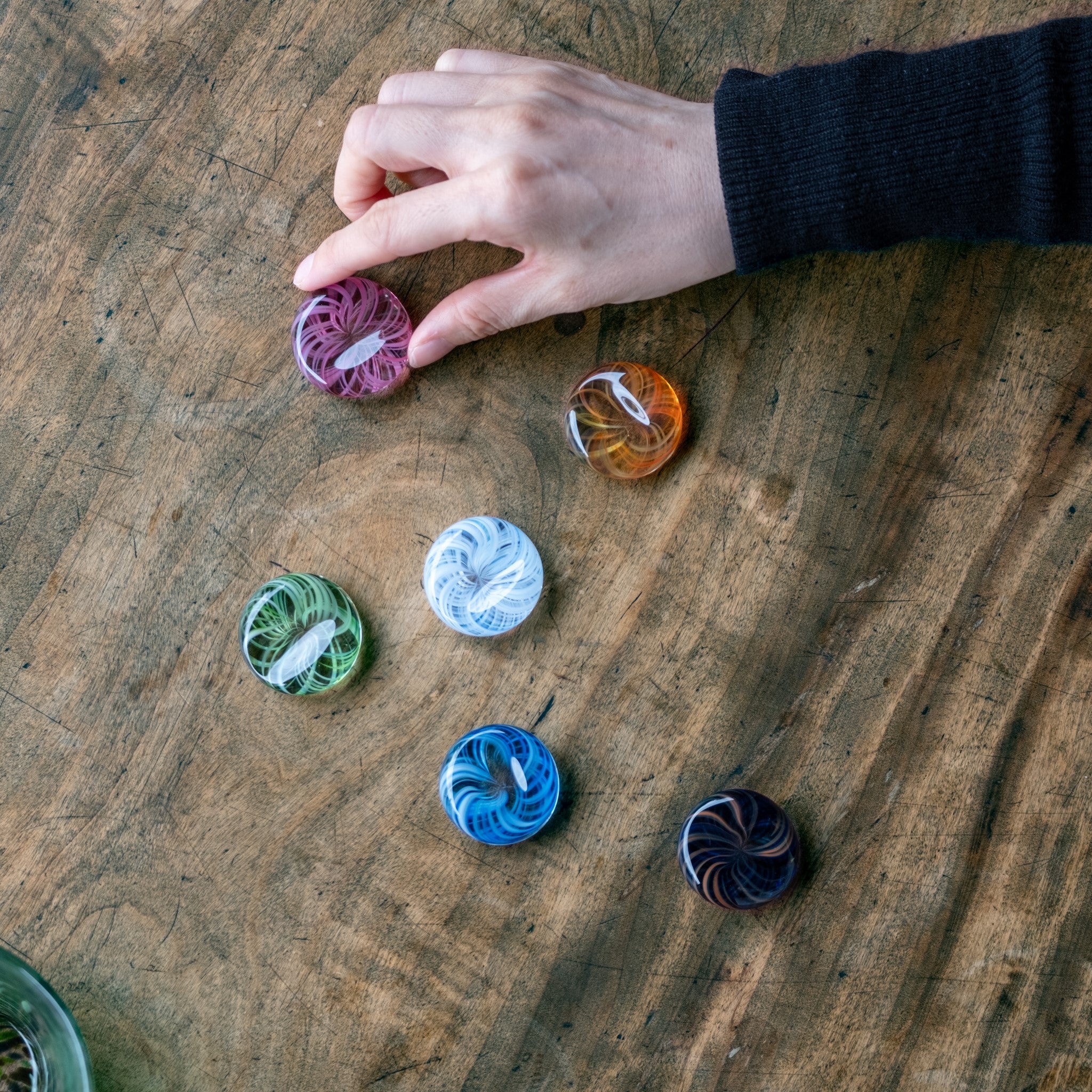 津軽びいどろ 六の色(むつのいろ) 箸置き 花 テーブルに並んだカラフルな箸置きの画像