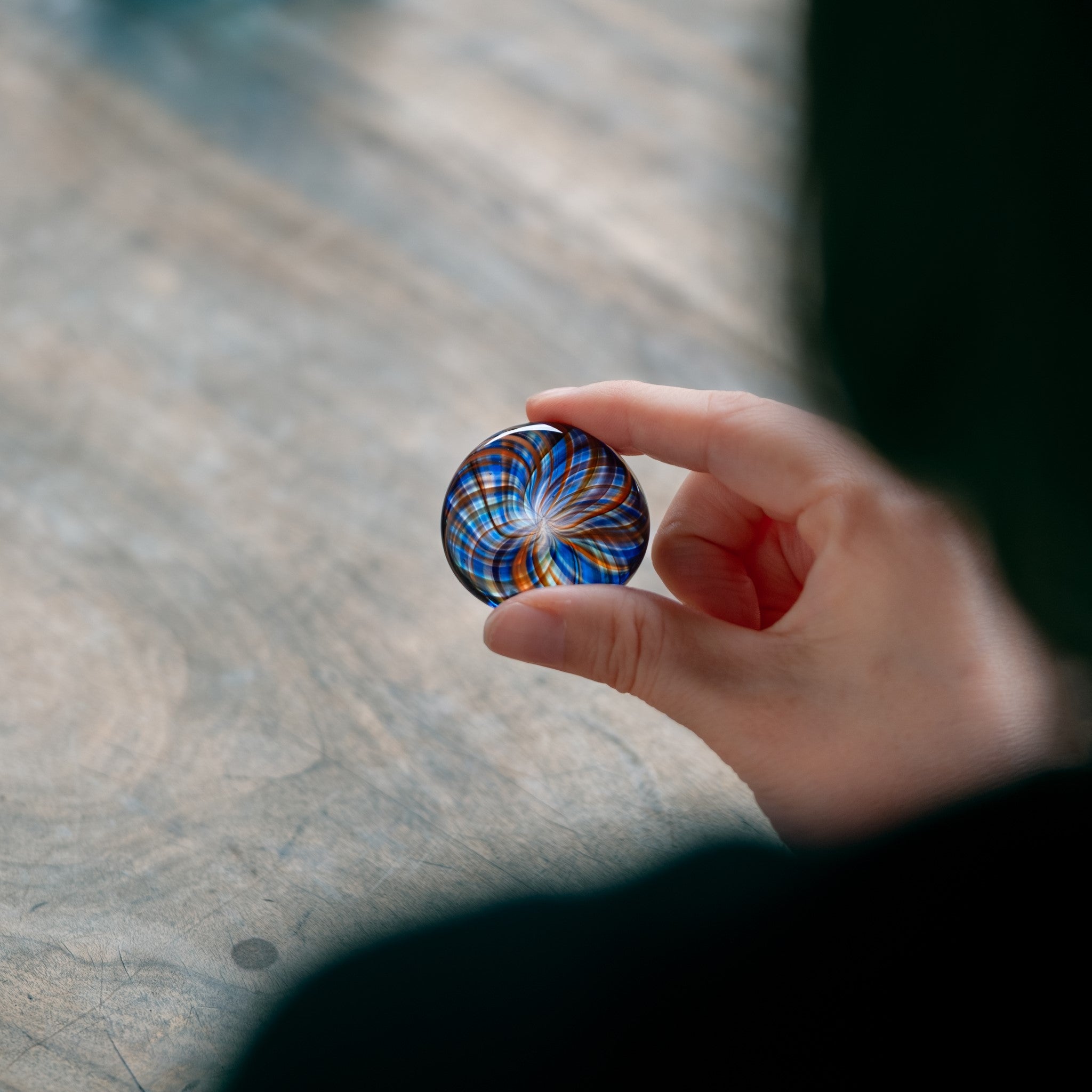 津軽びいどろ 六の色(むつのいろ) 箸置き 夜 ガラスの箸置きを手でつかんでいる画像