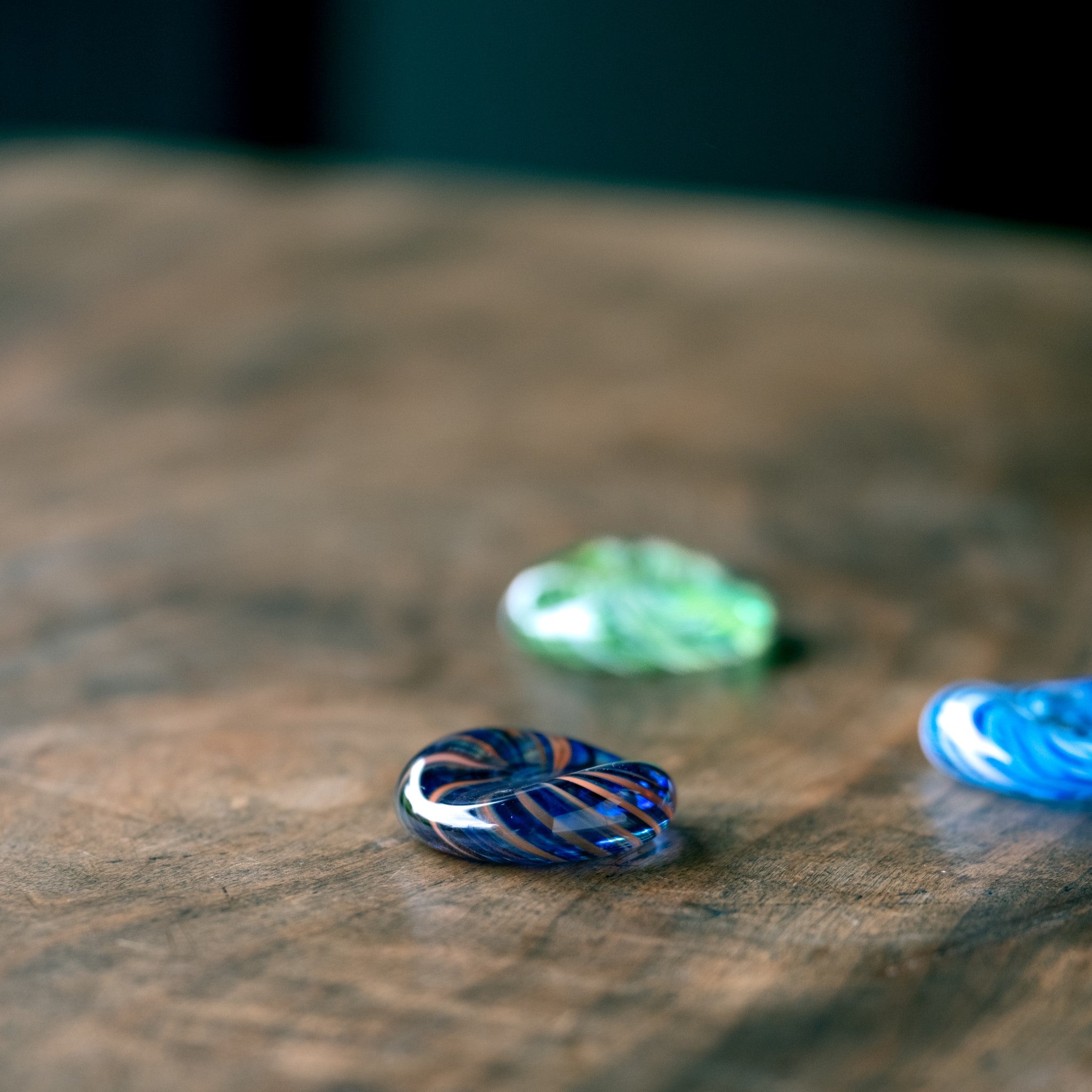 津軽びいどろ 六の色(むつのいろ) 箸置き 夜 ハンドメイドのガラス箸置きの画像