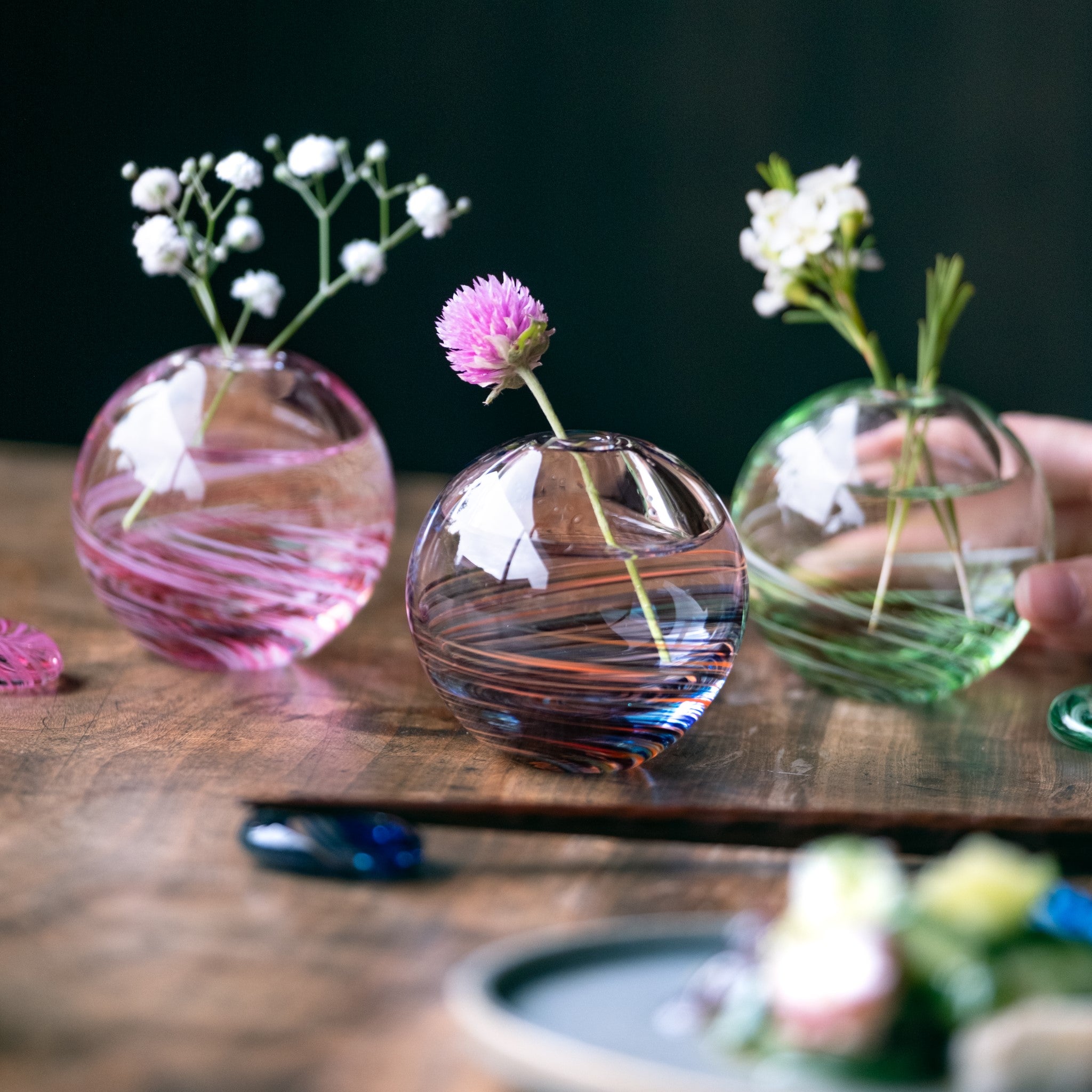 津軽びいどろ 六の色(むつのいろ) 一輪挿し 花 カラフルな花瓶がテーブルに並んでいる画像