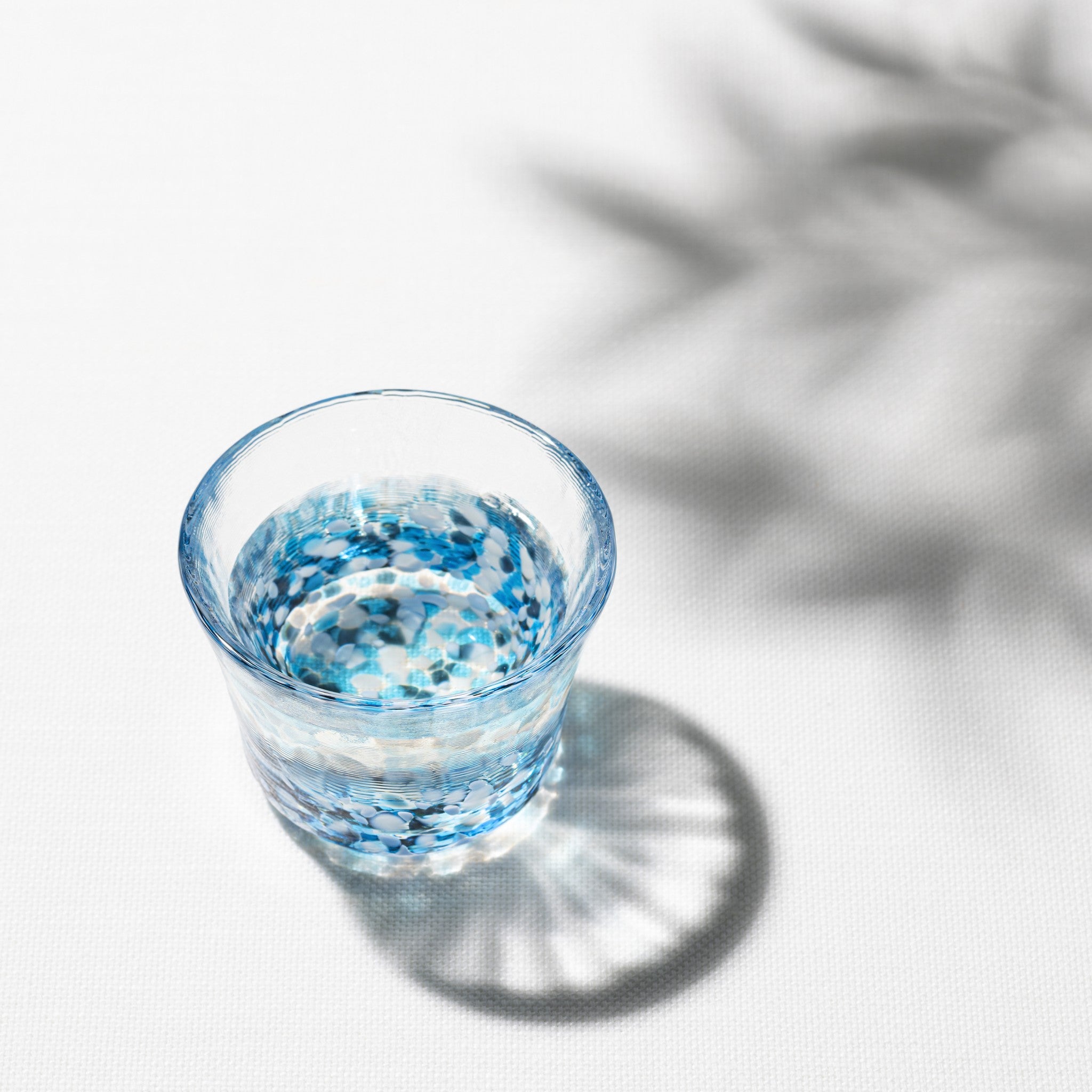 津軽びいどろ 盃コレクション 盃青涼 日本酒が注がれた涼感のあるおちょこ