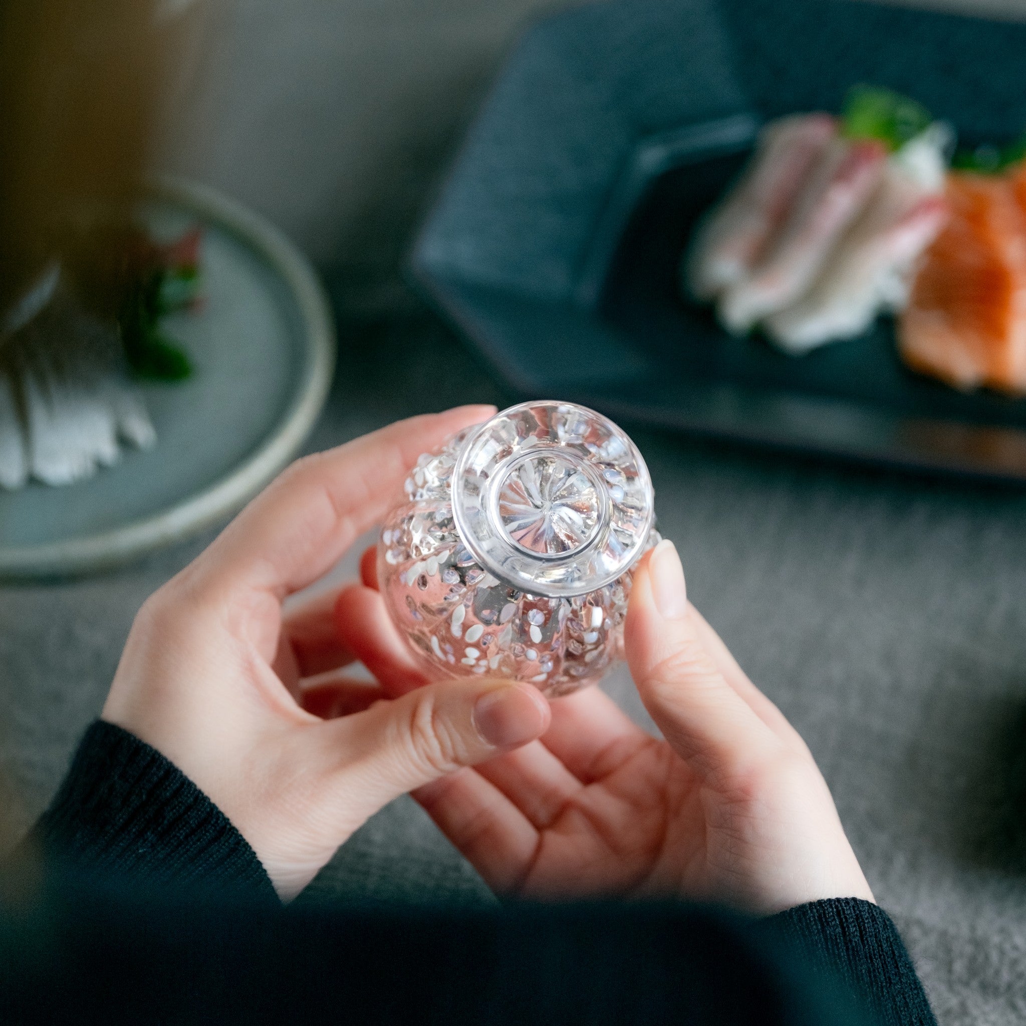 【販路限定】津軽びいどろ 雪うつし つぶ雪 盃 おちょこの底面