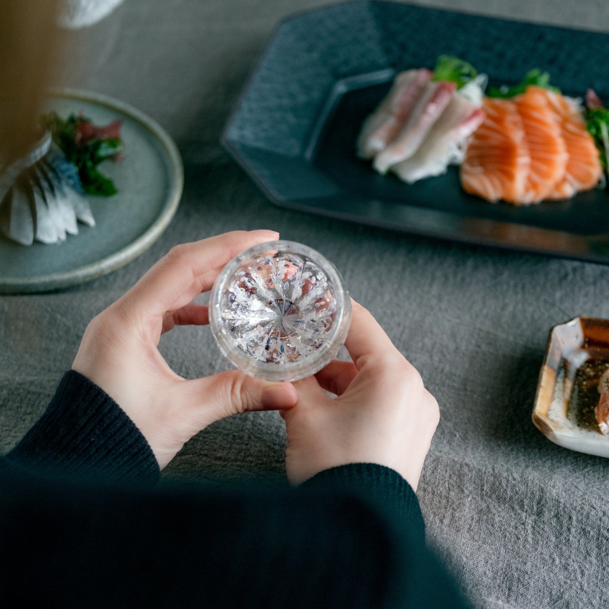 【販路限定】津軽びいどろ 雪うつし つぶ雪 盃 おちょこの内側