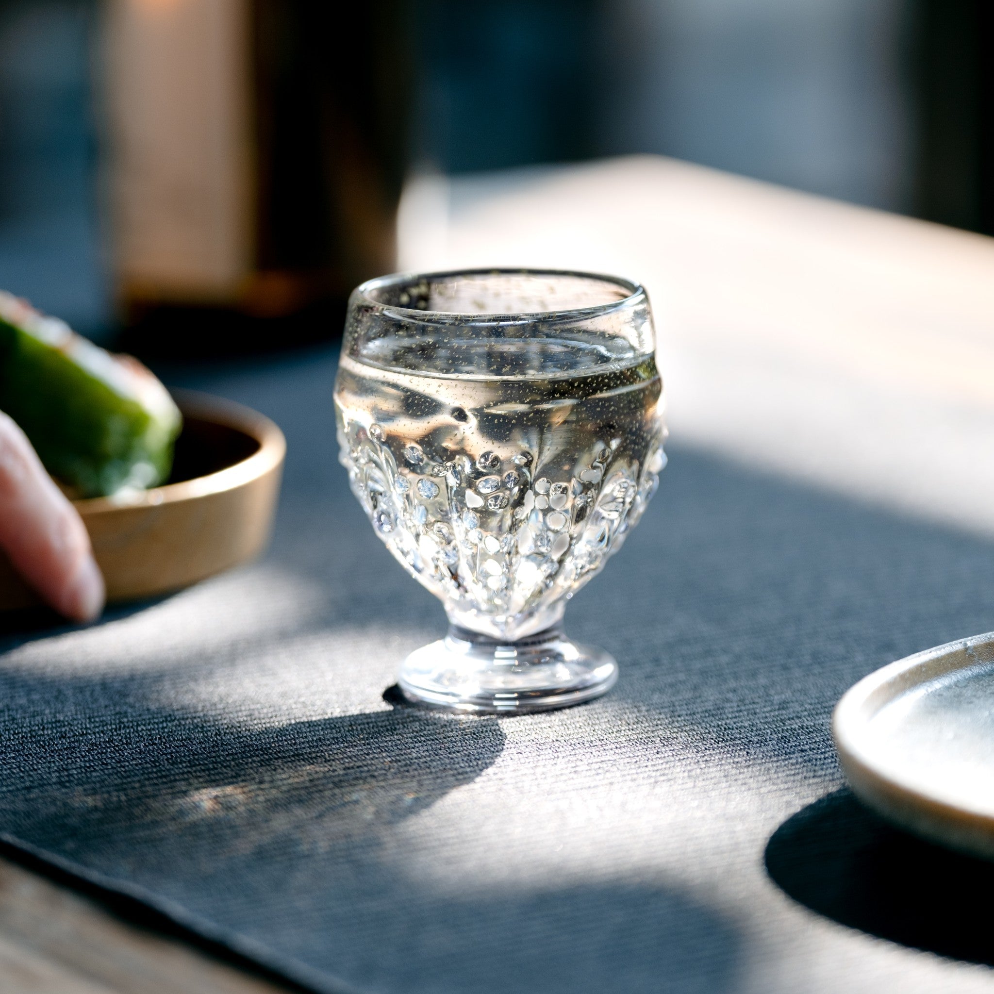 【販路限定】津軽びいどろ 雪うつし つぶ雪 盃 日本酒が注がれた高級感のあるおちょこ