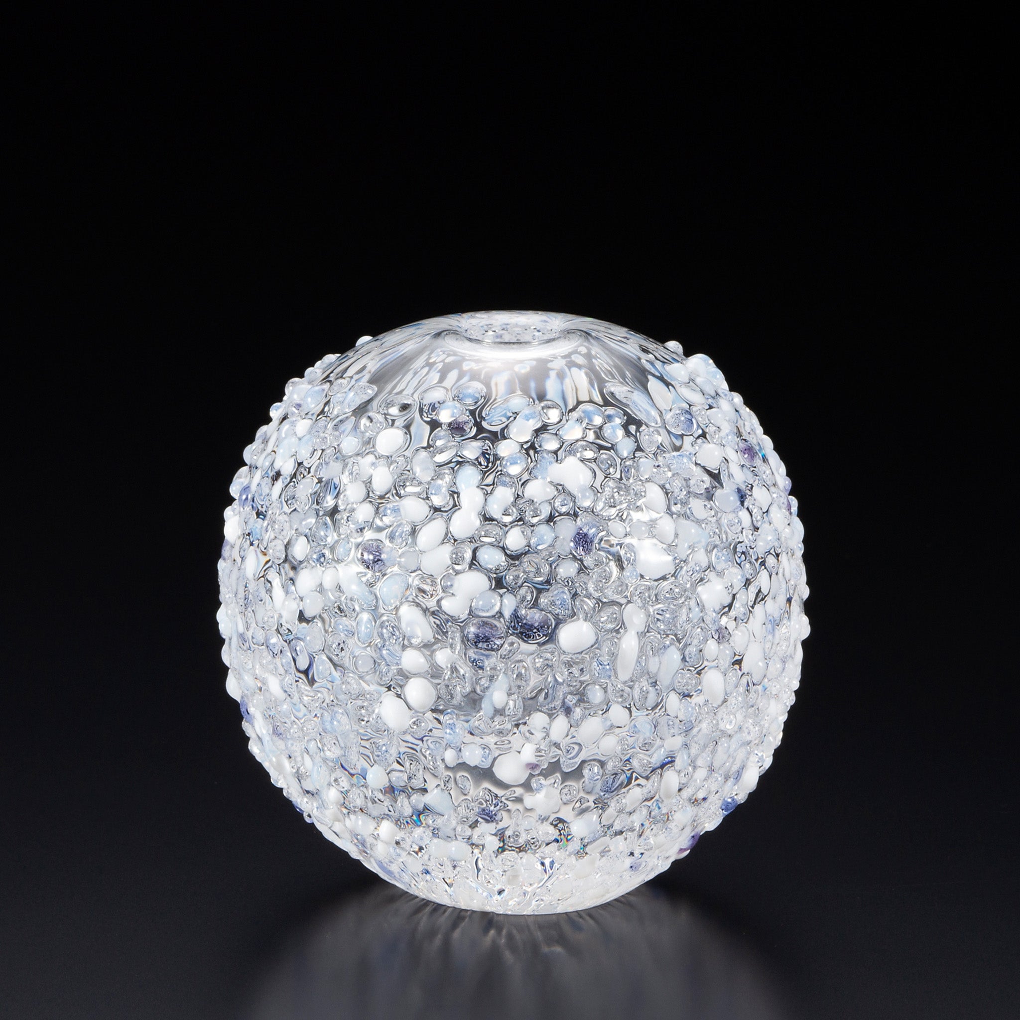 【販路限定】津軽びいどろ 雪うつし ざらめ雪 一輪挿し 黒背景の商品画像