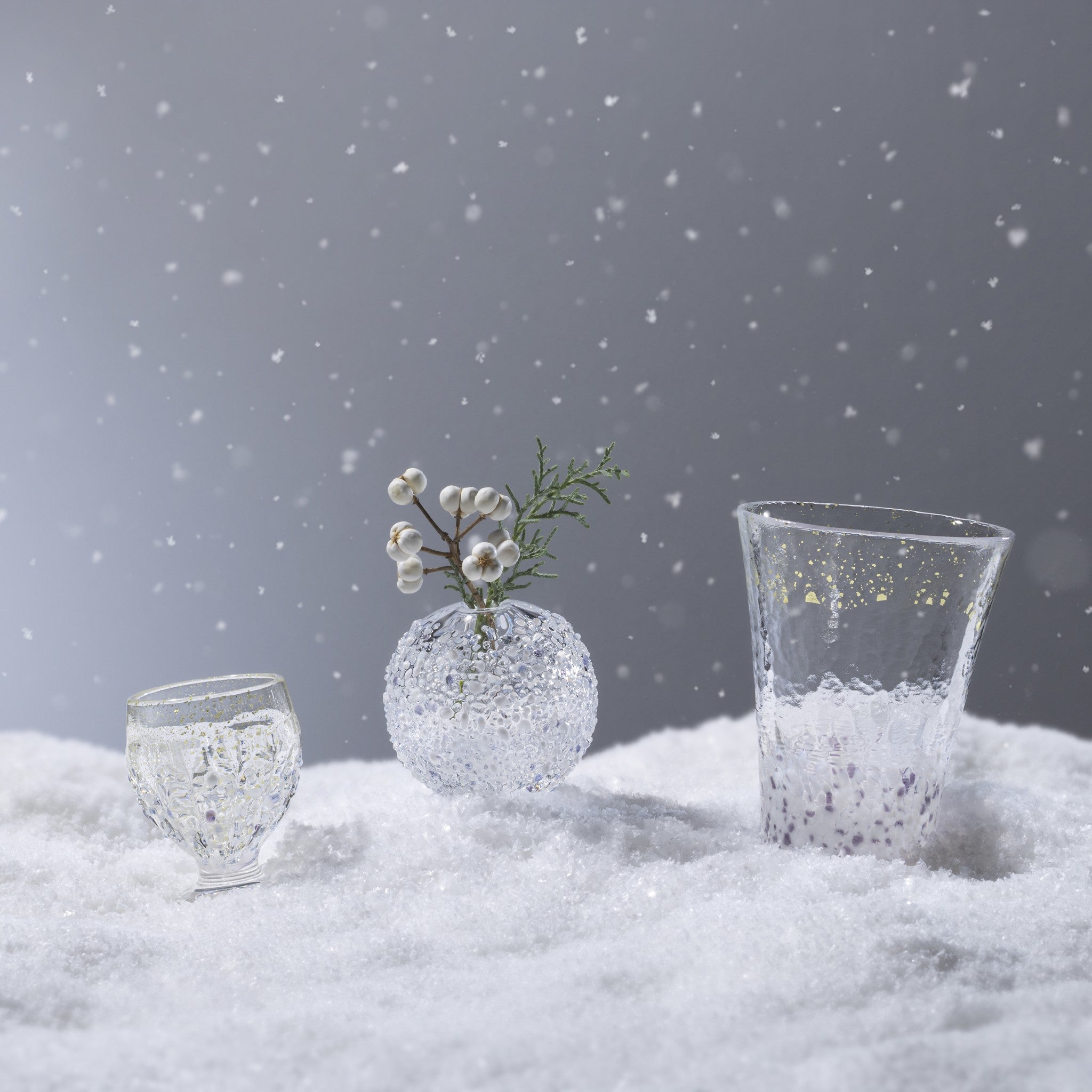 【販路限定】津軽びいどろ 雪うつし ざらめ雪 一輪挿し 雪がモチーフの一輪挿しやグラスが並んでいる画像