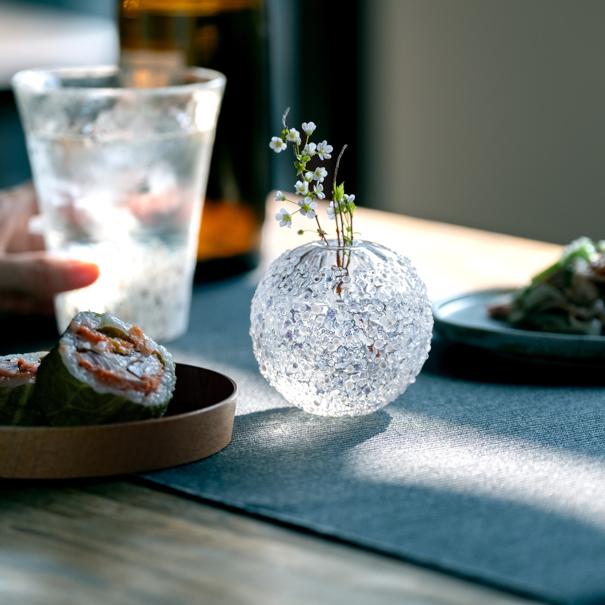 【販路限定】津軽びいどろ 雪うつし ざらめ雪 一輪挿し 食卓に飾られたガラスの一輪挿し
