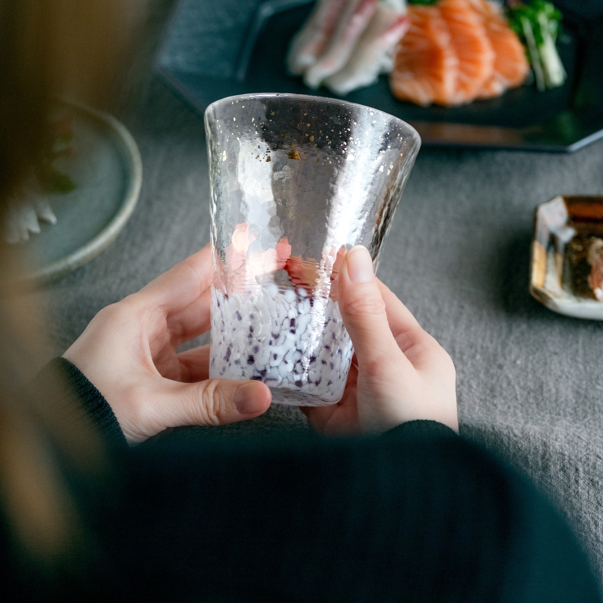 【販路限定】津軽びいどろ 雪うつし こな雪 グラス 白いグラスを両手で持っている画像