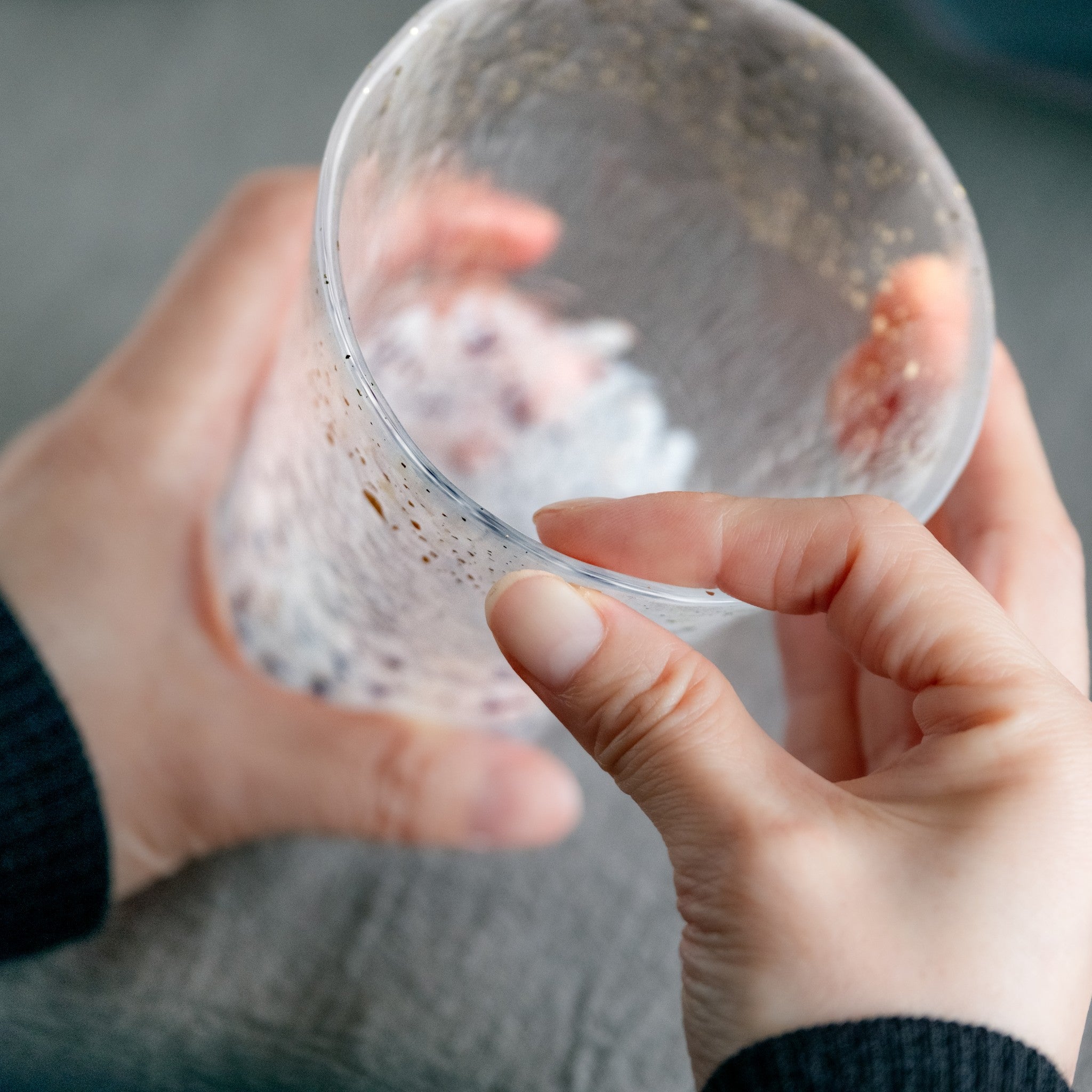 【販路限定】津軽びいどろ 雪うつし こな雪 グラス ハンドメイドグラスの厚み