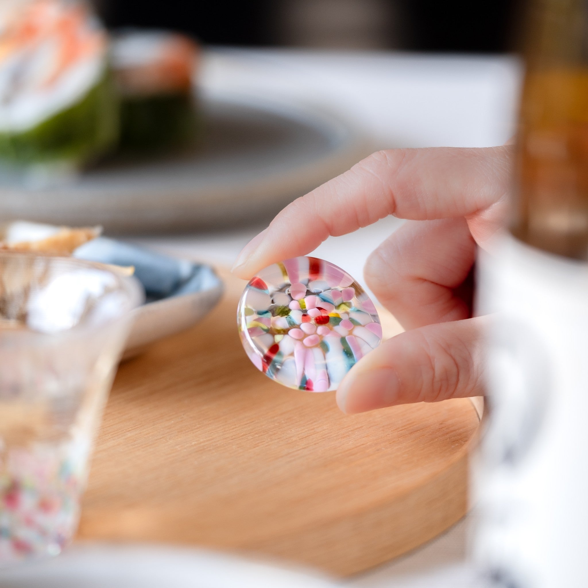 津軽びいどろ にほんの色 ふうけい 箸置き 春の丘 ガラス箸置きを手でつかんでいる画像