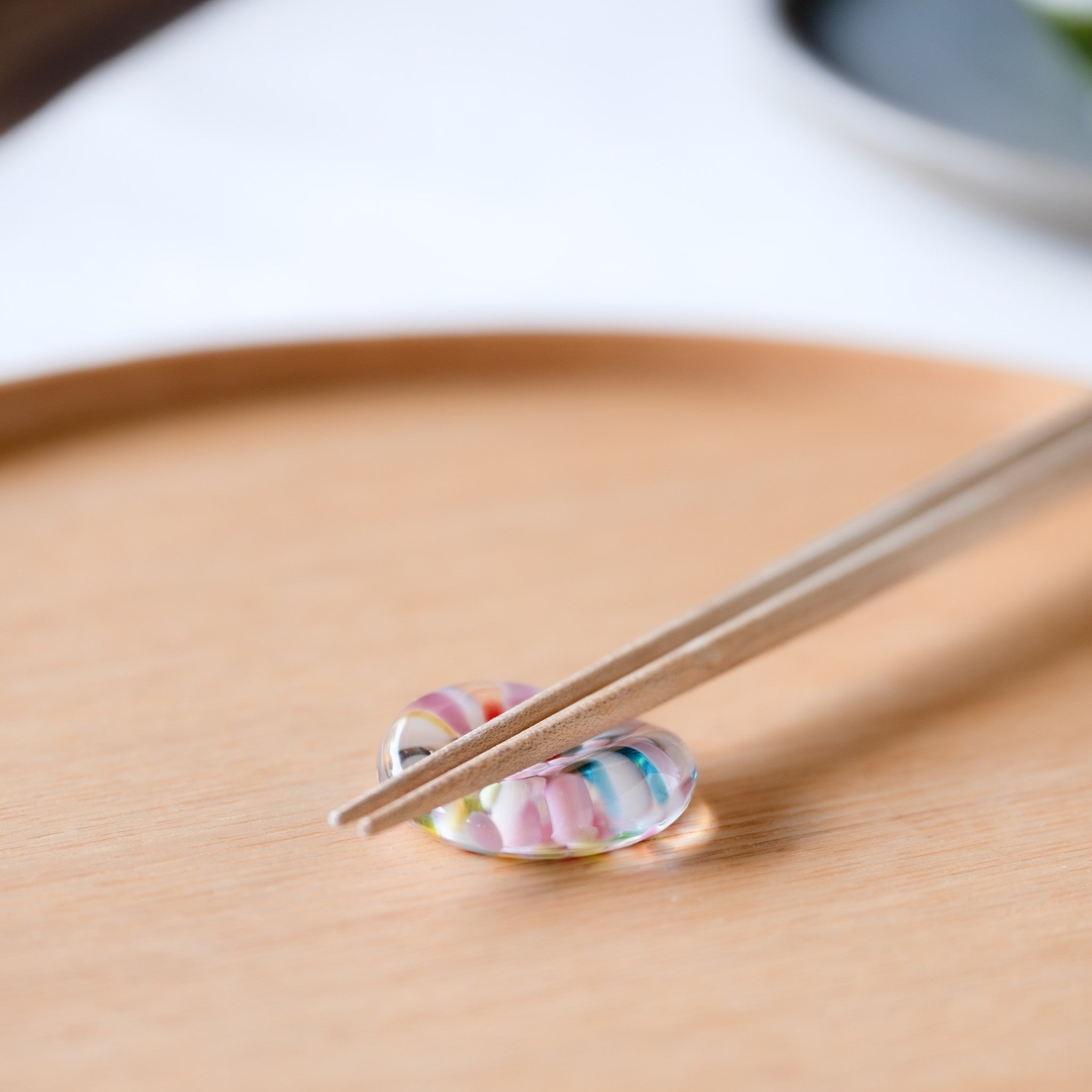 津軽びいどろ にほんの色 ふうけい 箸置き 春の丘 ガラス箸置きの使用イメージ