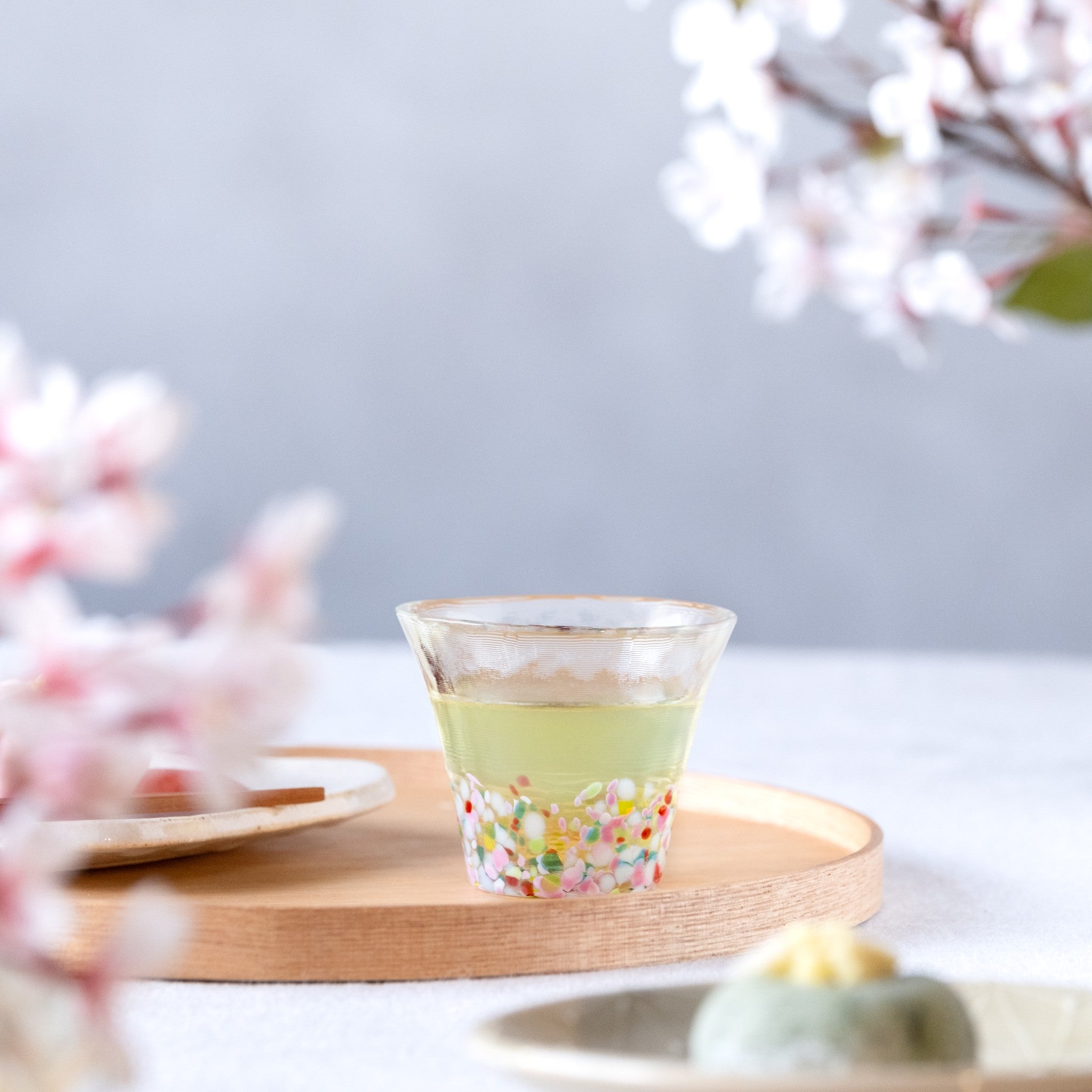 津軽びいどろ にほんの色 ふうけい 盃 春の丘 春らしいピンク色のハンドメイドおちょこ