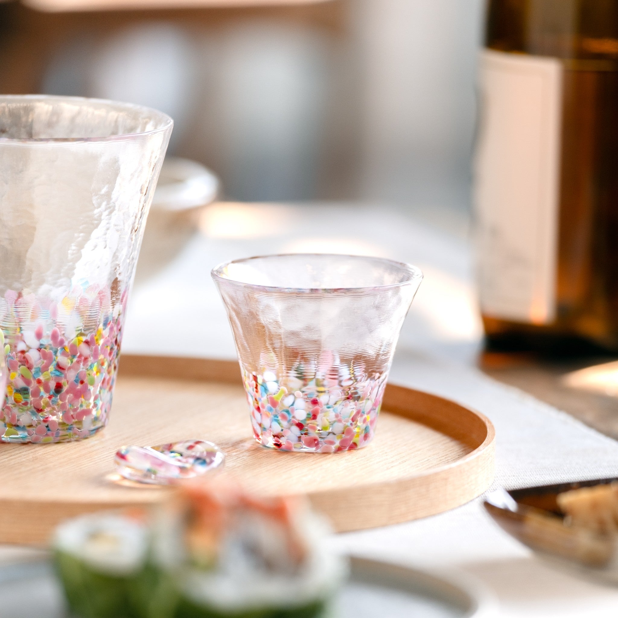 津軽びいどろ にほんの色 ふうけい 盃 春の丘 ピンク色のおちょこやグラスが並んでいる画像