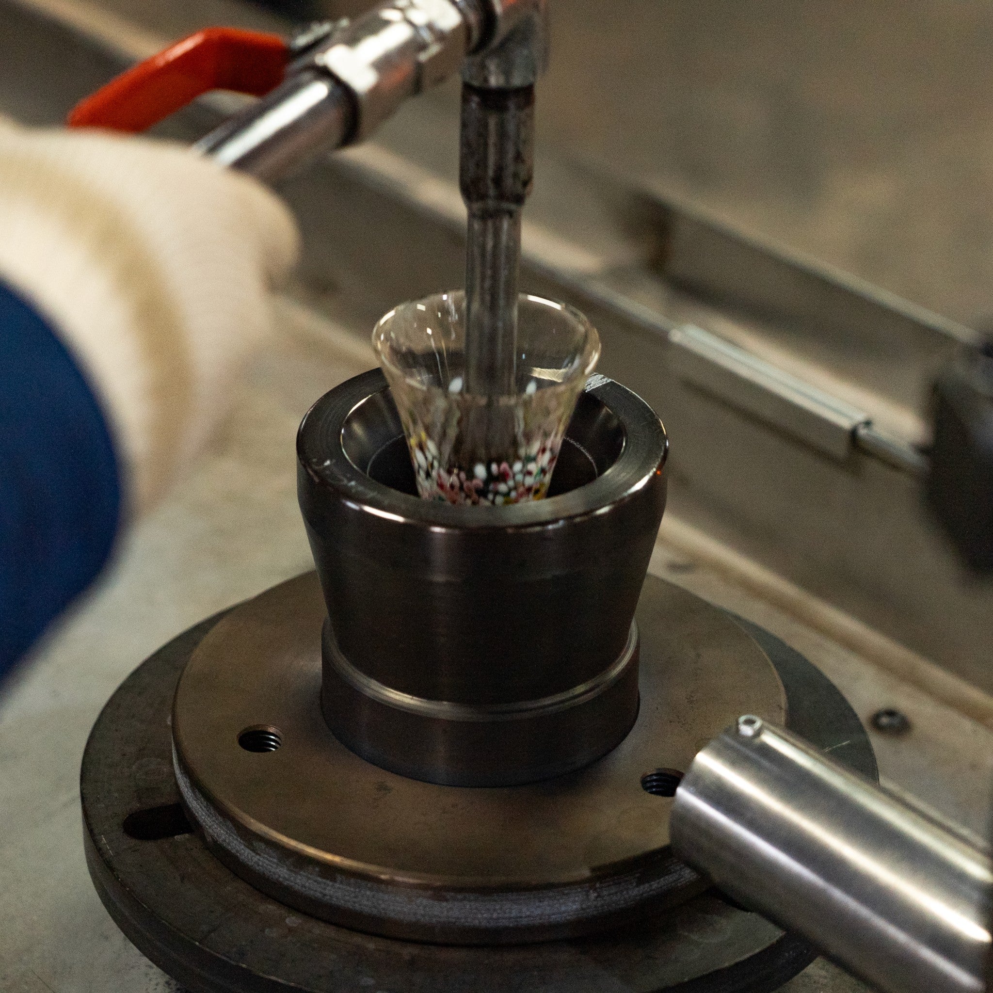 津軽びいどろ にほんの色 ふうけい 盃 春の丘 おちょこの製造風景