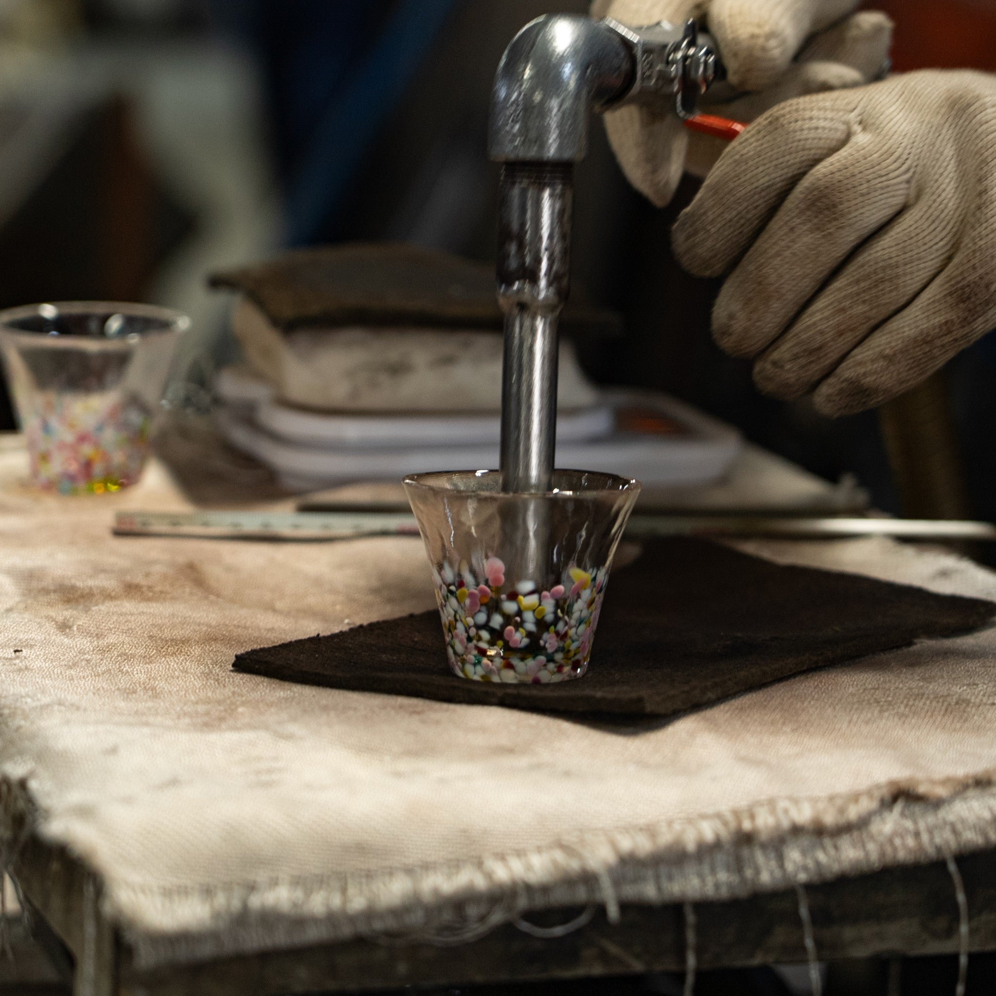 津軽びいどろ にほんの色 ふうけい 盃 春の丘 ハンドメイドのガラスおちょこの製造風景