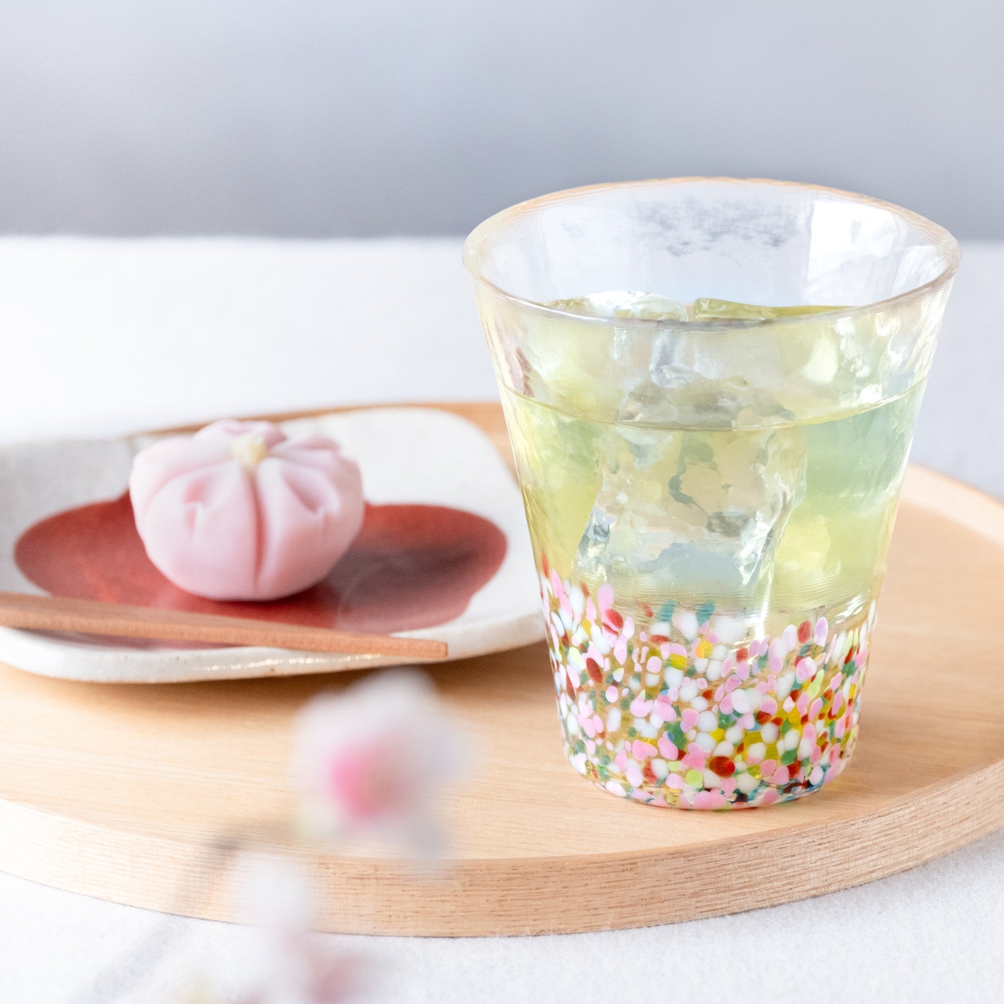 津軽びいどろ にほんの色 ふうけい タンブラー 春の丘 お茶が注がれたグラス