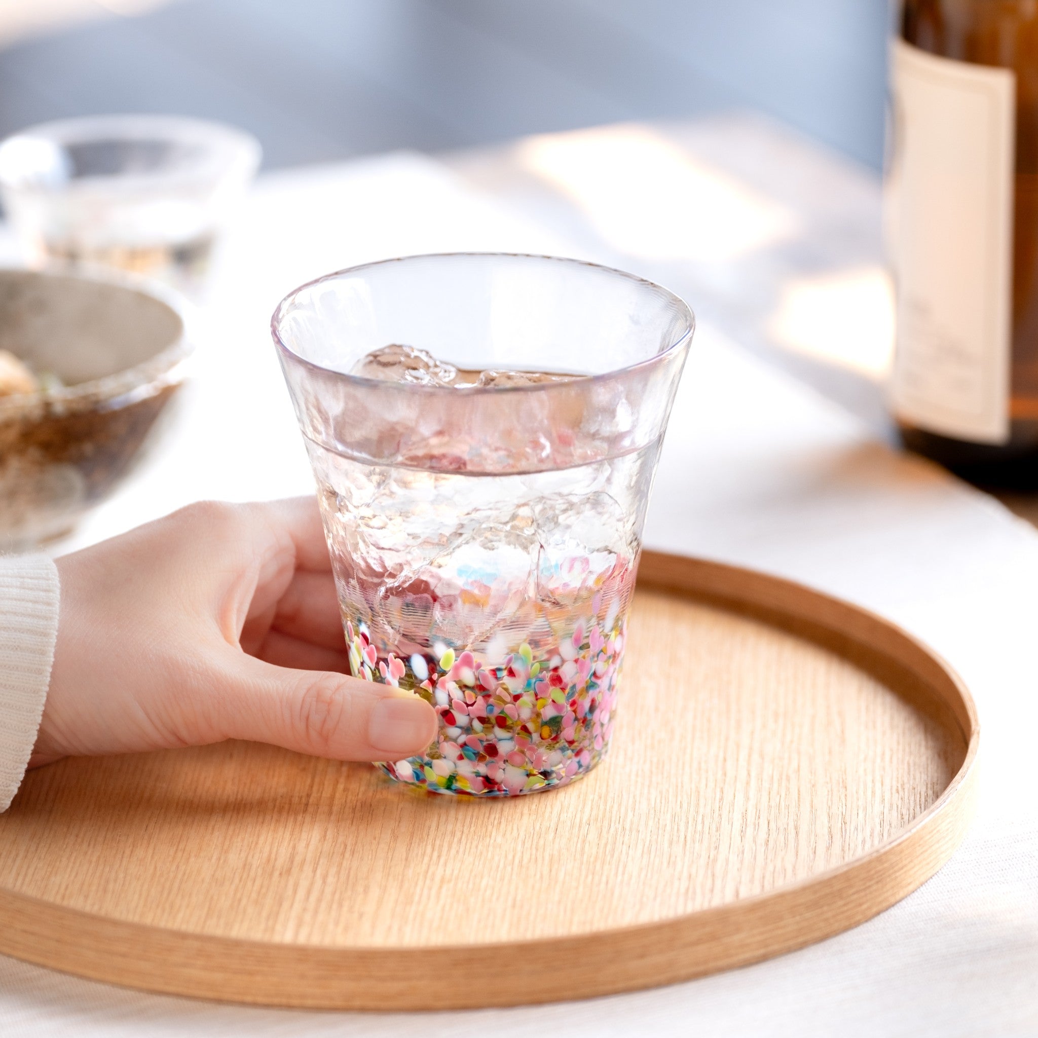 津軽びいどろ にほんの色 ふうけい タンブラー 春の丘 グラスを片手で持っている画像