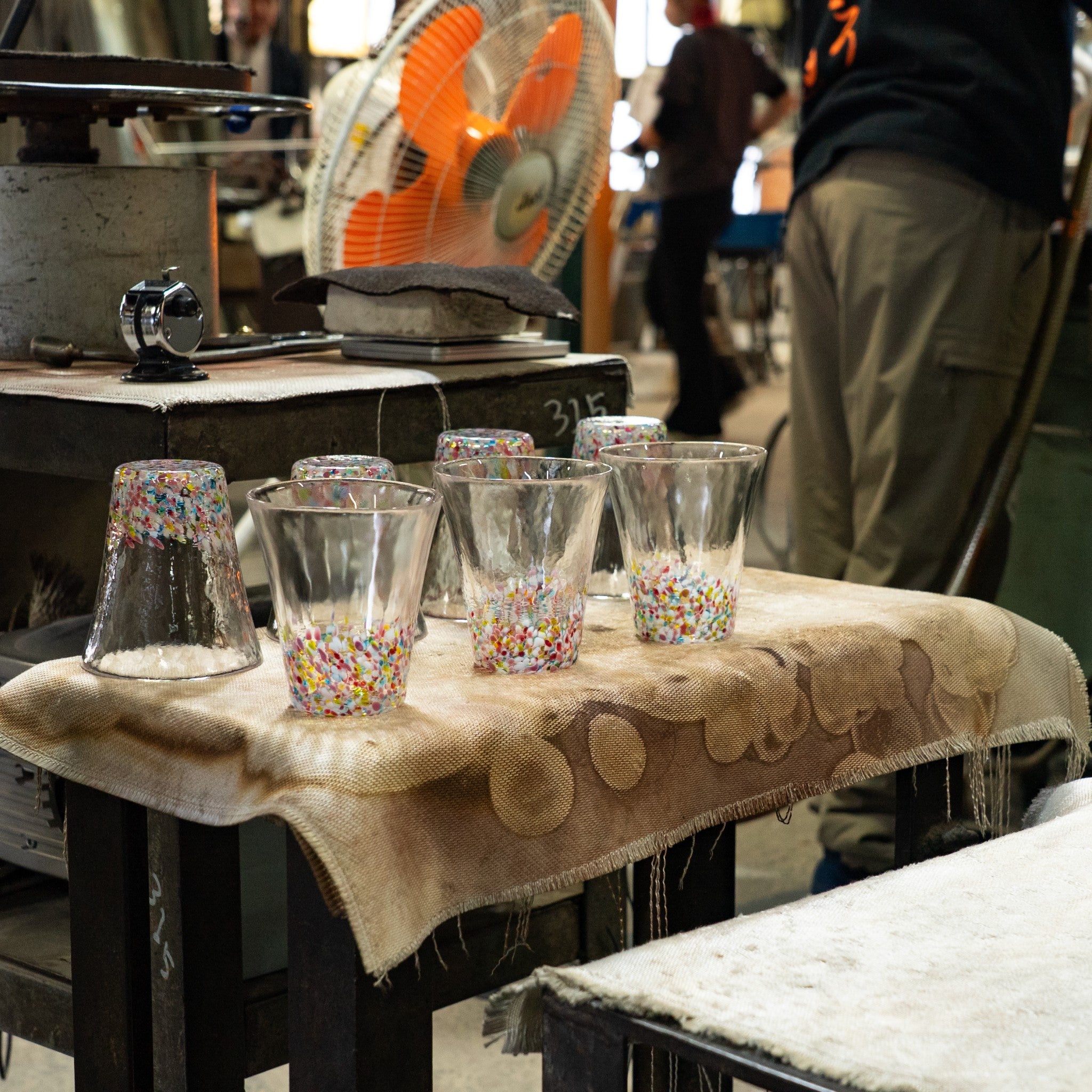 津軽びいどろ にほんの色 ふうけい タンブラー 春の丘 グラスの製造風景