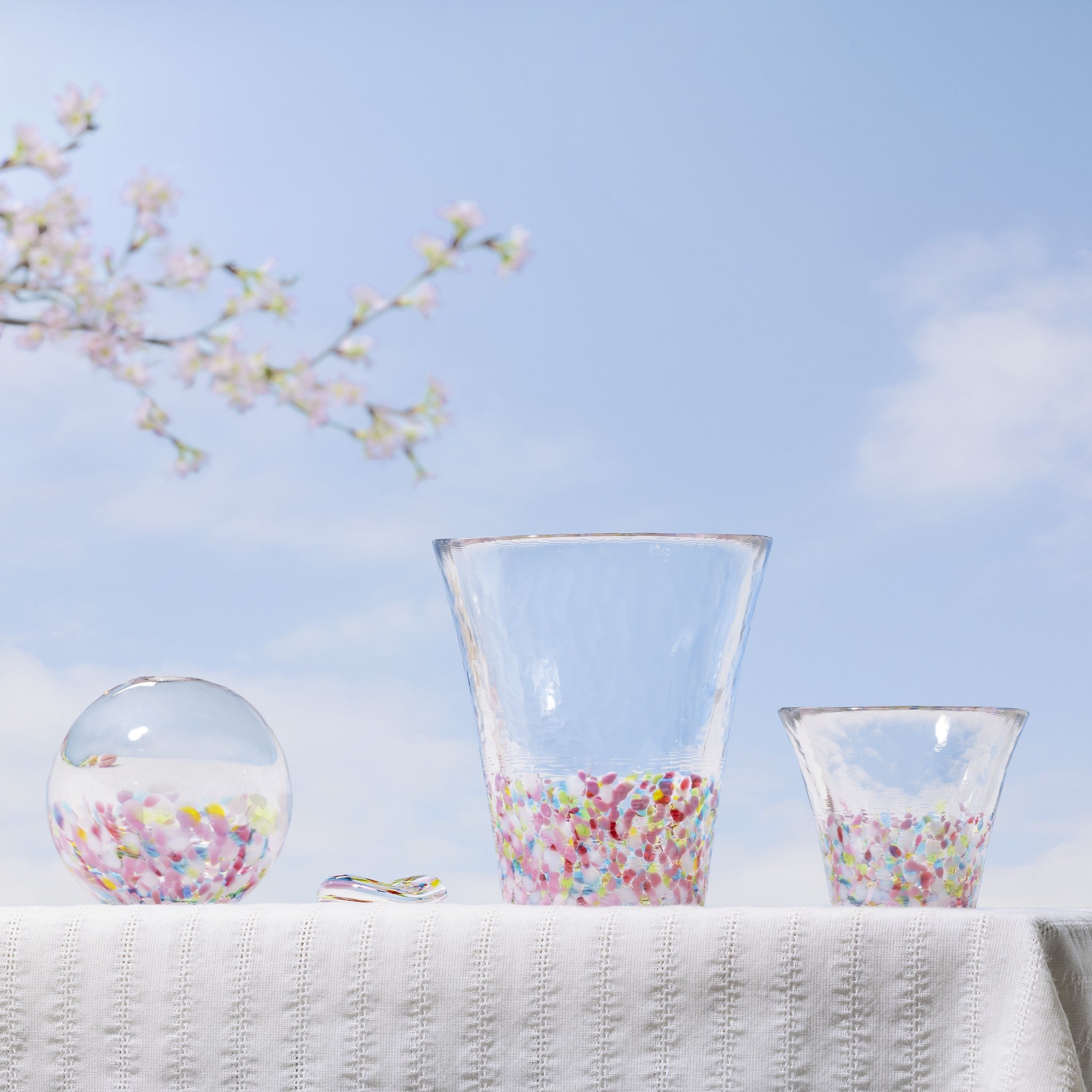 津軽びいどろ にほんの色 ふうけい 一輪挿し 春の丘 シリーズ商品が並んでいる画像