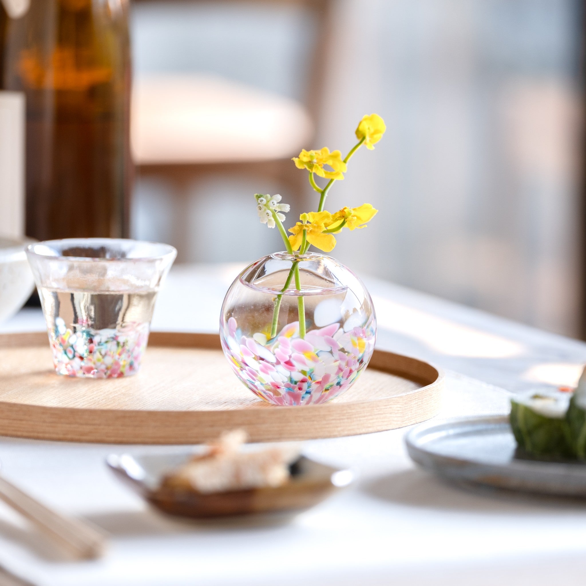 津軽びいどろ にほんの色 ふうけい 一輪挿し 春の丘 菜の花が活けられたピンクのガラス花瓶