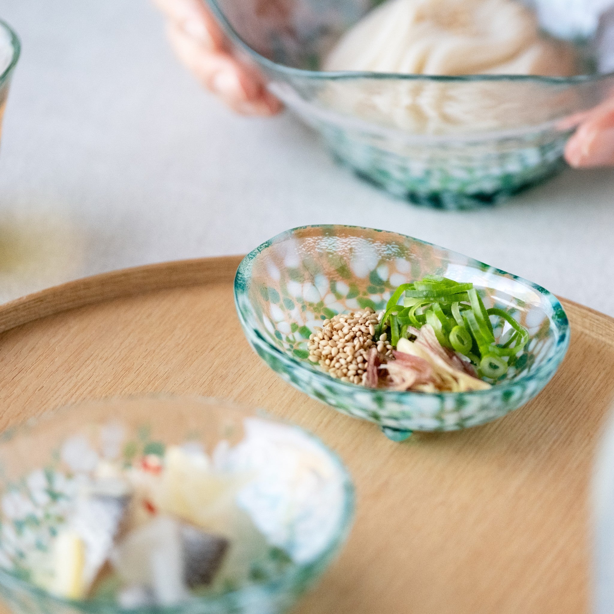 津軽びいどろ 津軽の花 三つ足豆皿水芭蕉 ネギやみょうがが盛られたガラス小皿