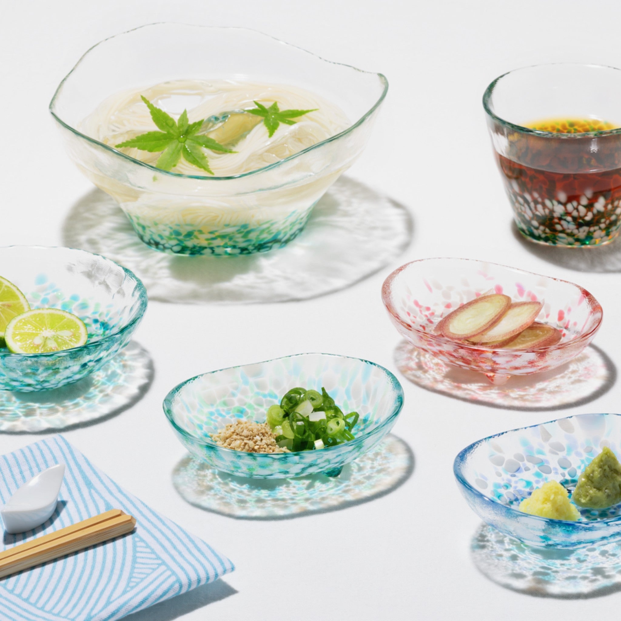 津軽びいどろ 津軽の花 三つ足豆皿林檎 夏の食卓のイメージ画像