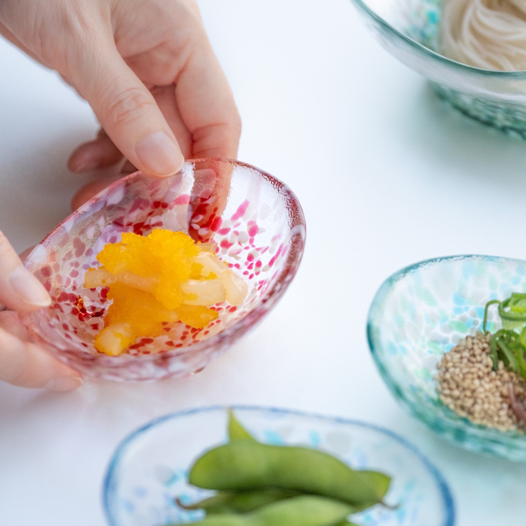 津軽びいどろ 津軽の花 三つ足豆皿林檎 | おしゃれで使いやすいガラス小皿