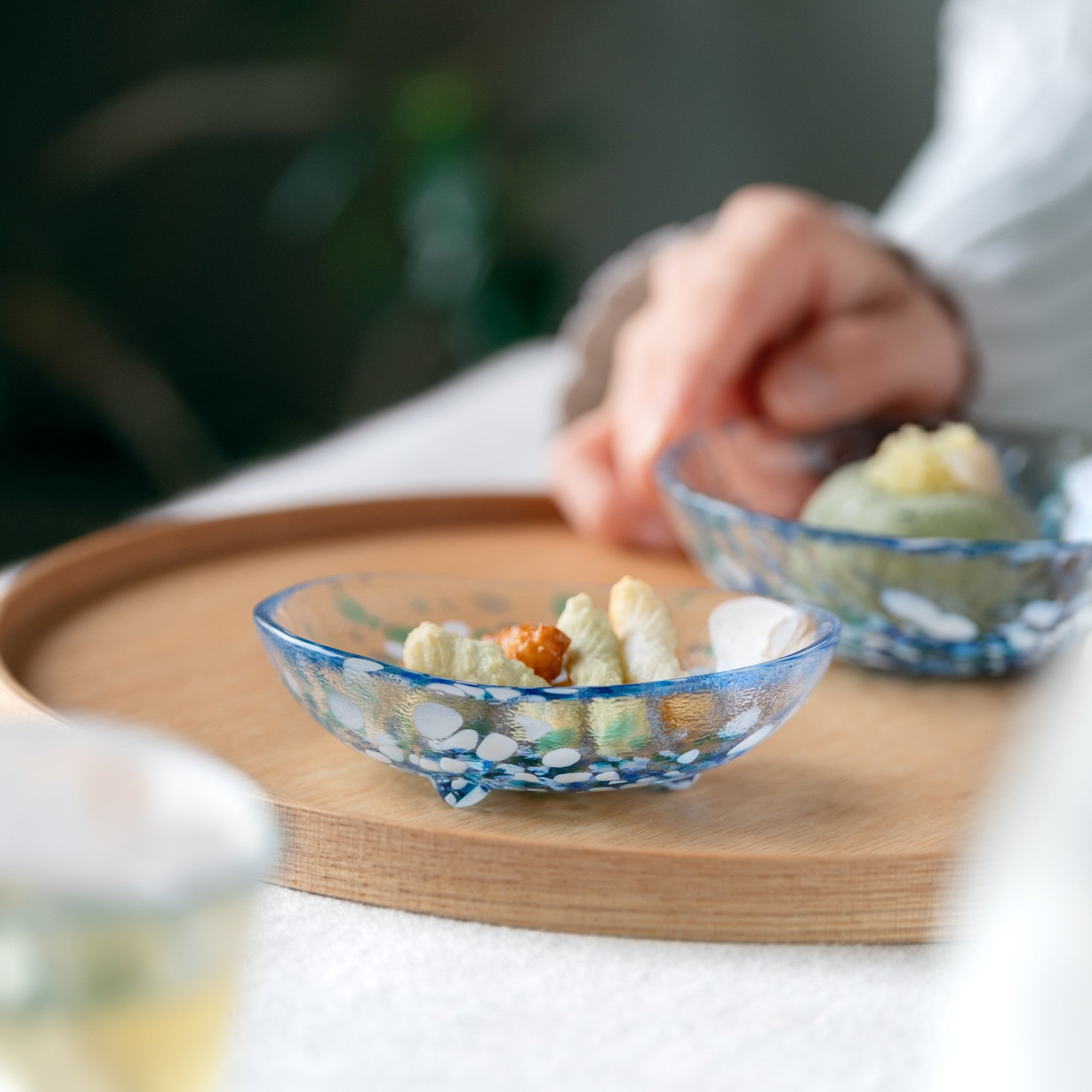 津軽びいどろ 津軽の花 三つ足豆皿紫陽花 | おしゃれで使いやすい