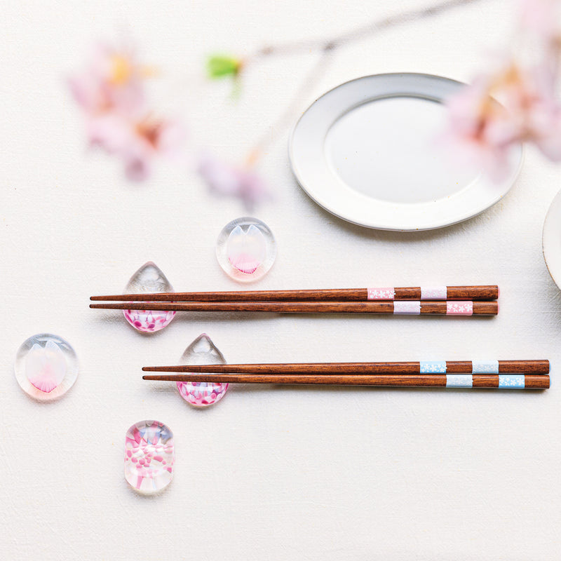  津軽びいどろ さくらさくら sakura花びら 箸置き  箸置きと箸がテーブルに並んでいる画像