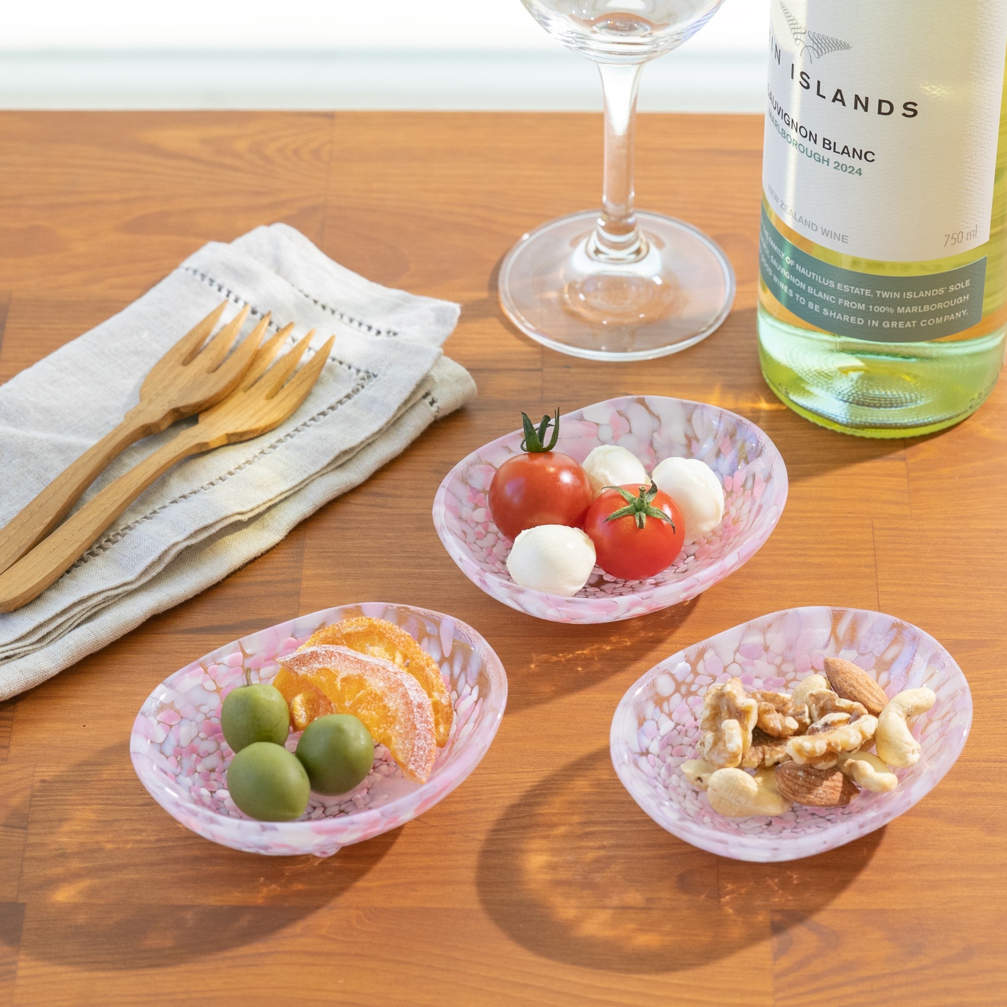 津軽びいどろ さくらさくら sakura三つ足豆皿 | おしゃれでかわいい